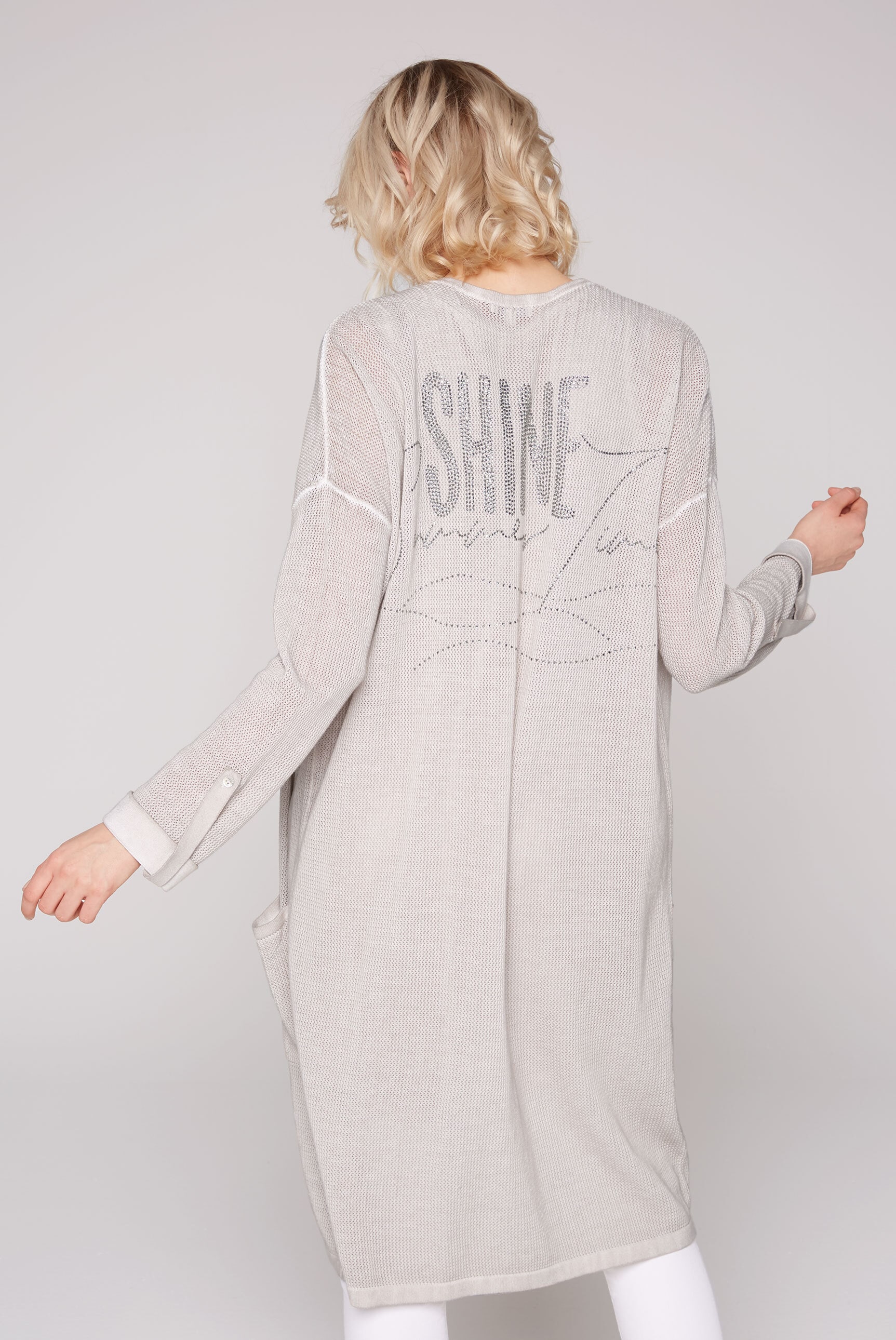 SOCCX Cardigan, mit Wording aus Glitzersteinchen auf dem Rücken