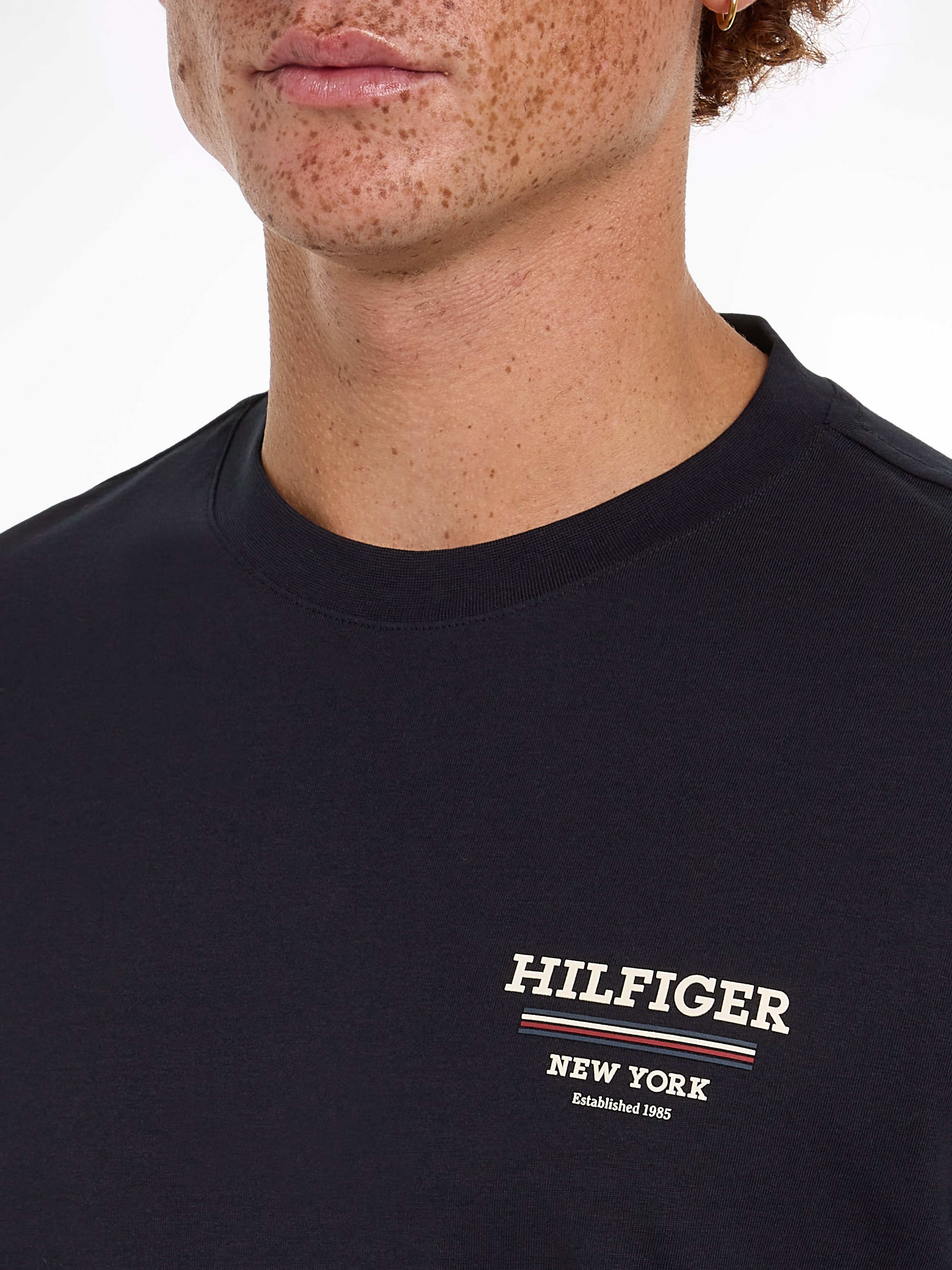Tommy Hilfiger T-Shirt »HILFIGER GLOBAL STRIPE TEE«, kontrastfarbener Print auf de Brust