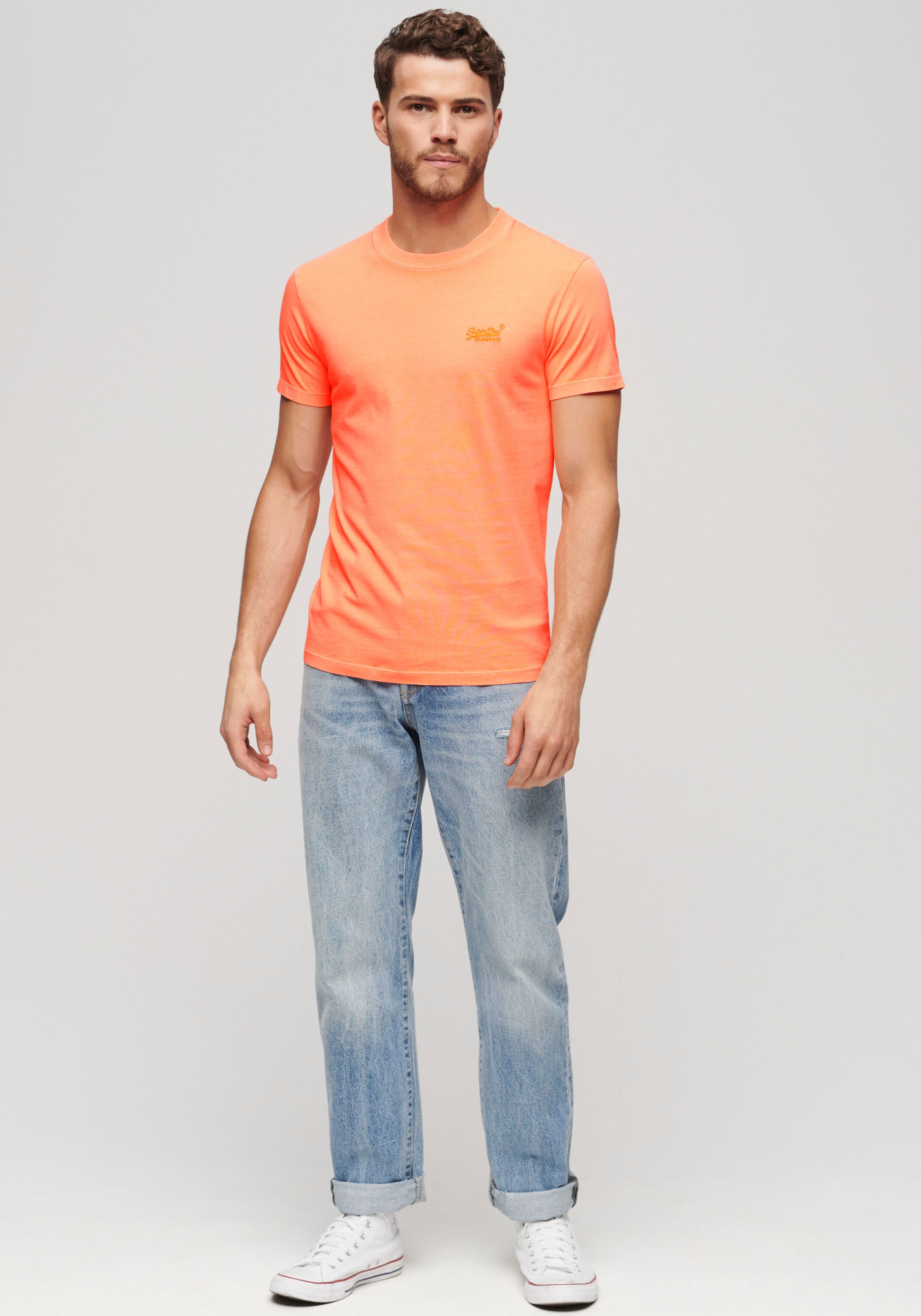 Superdry Rundhalsshirt »ESSENTIAL LOGO EMB NEON TEE« aus Baumwolle und Single Jersey, normale Passform, ohne Kragen