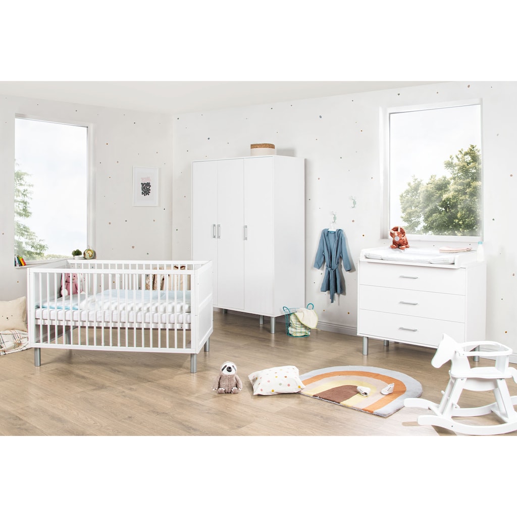Pinolino® Babyzimmer-Komplettset »Jarle breit groß«, (Set, 3 St., Gitterbett, Wickelkommode, Kleiderschrank), zum Juniorzimmer umbaubar
