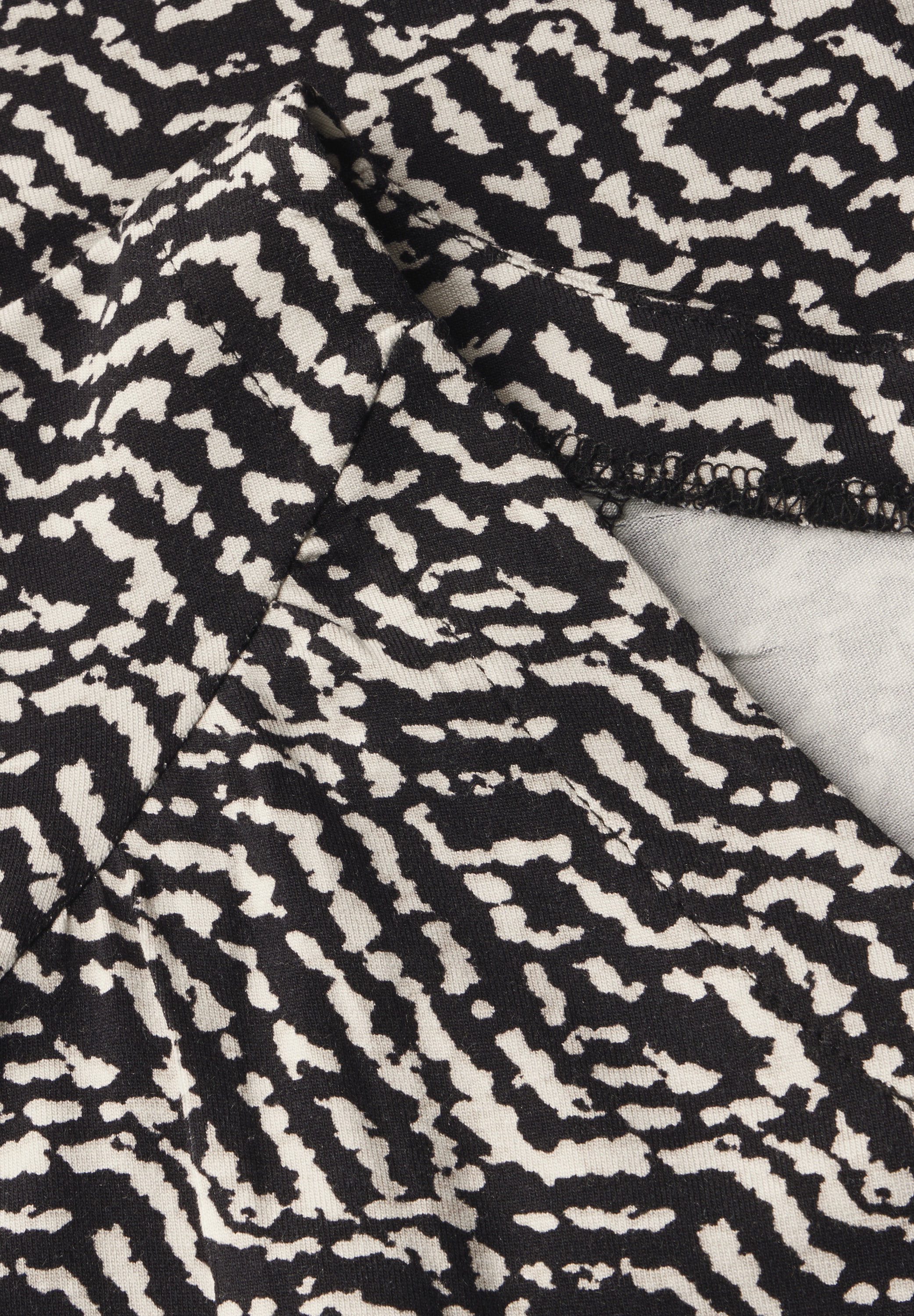 STREET ONE Shirttop, mit grafischem Muster und V-Ausschnitt