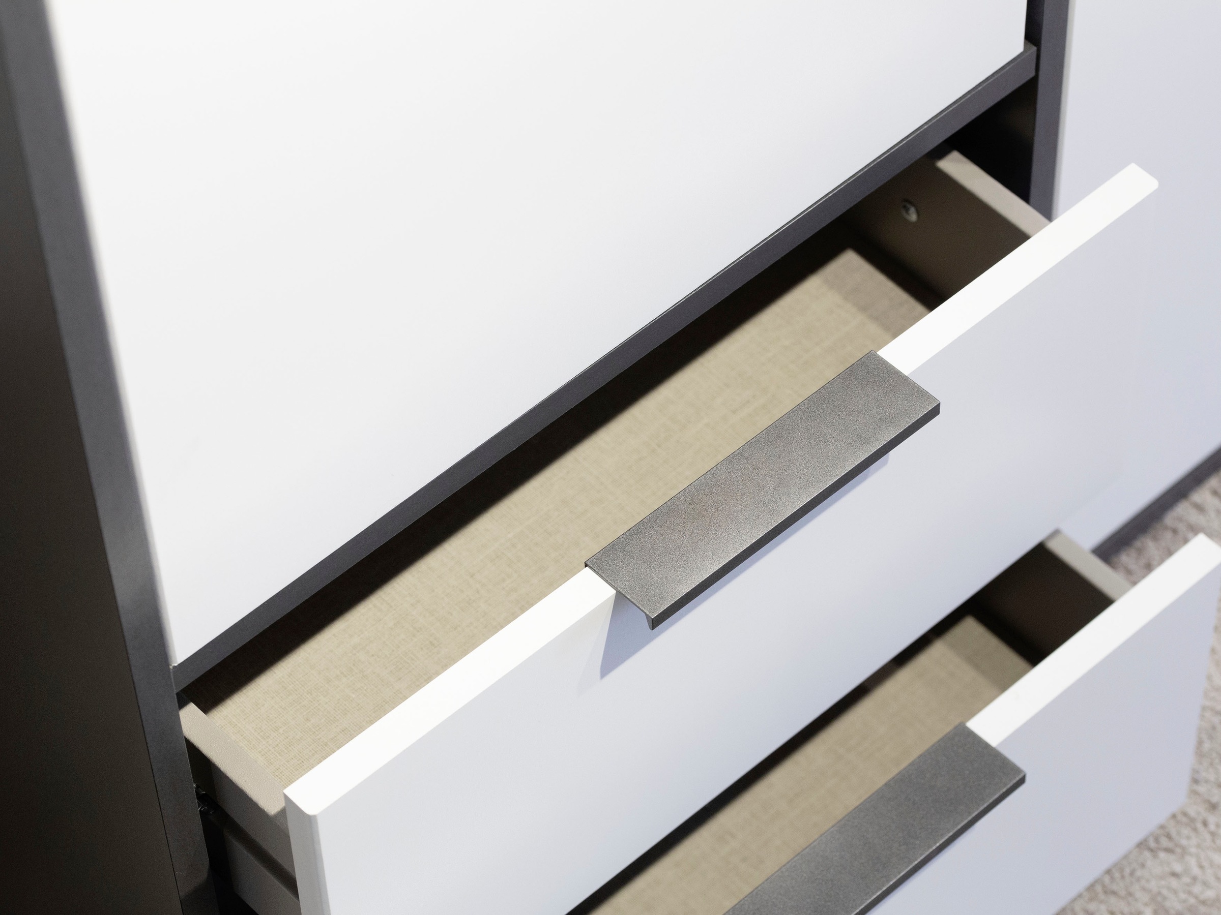 rauch Drehtürenschrank »Kleiderschrank Schrank Garderobe Wäscheschrank NAGATA mit Spiegel«, (in 3 verschiedenen Ausstattungen BASIC/CLASSIC/PREMIUM), und Schubladen sowie Stangengriffen TOPSELLER MADE IN GERMANY