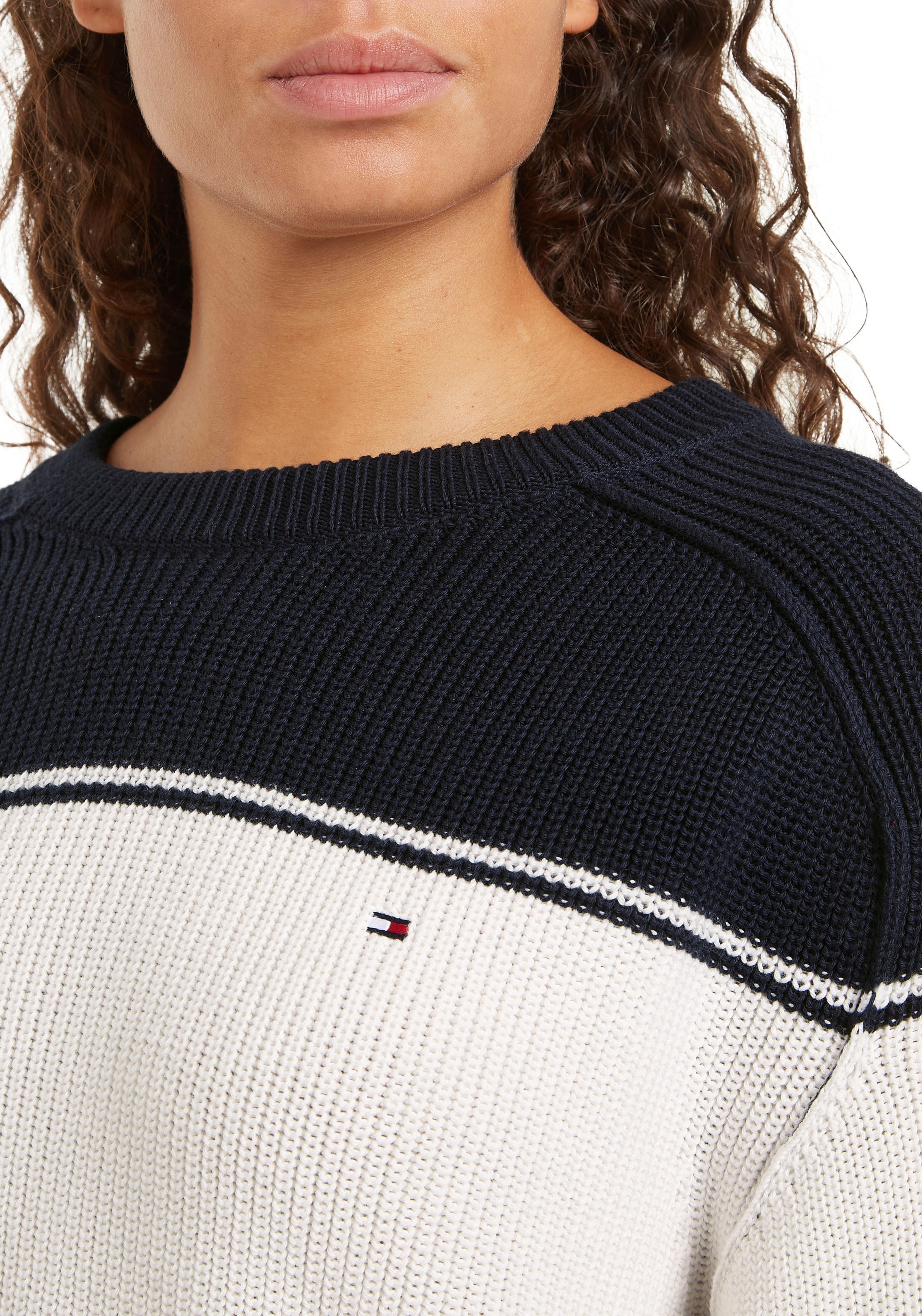 Tommy Hilfiger Rundhalspullover, (Global Serie TH WOMEN), mit Logostickerei