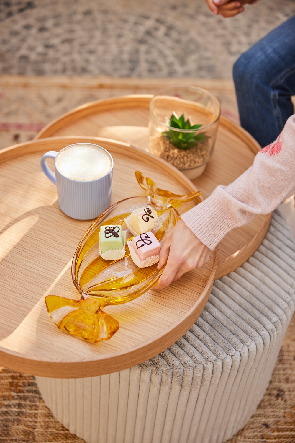 SalesFever Beistelltisch »Coffeetable in minimalistischer Optik« Bewegliche Tabletts trifft modernen Cordbezug