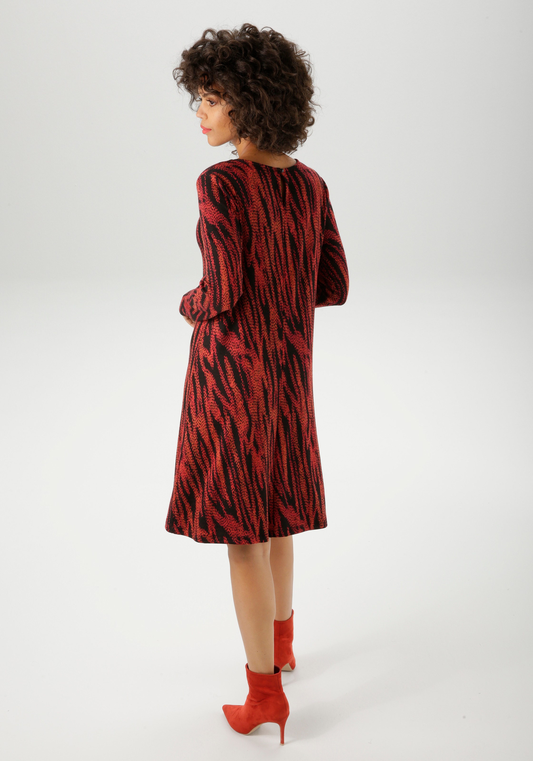 Aniston CASUAL Jerseykleid, mit dekorativem Schmuckelement am Ausschnitt - NEUE KOLLEKTION