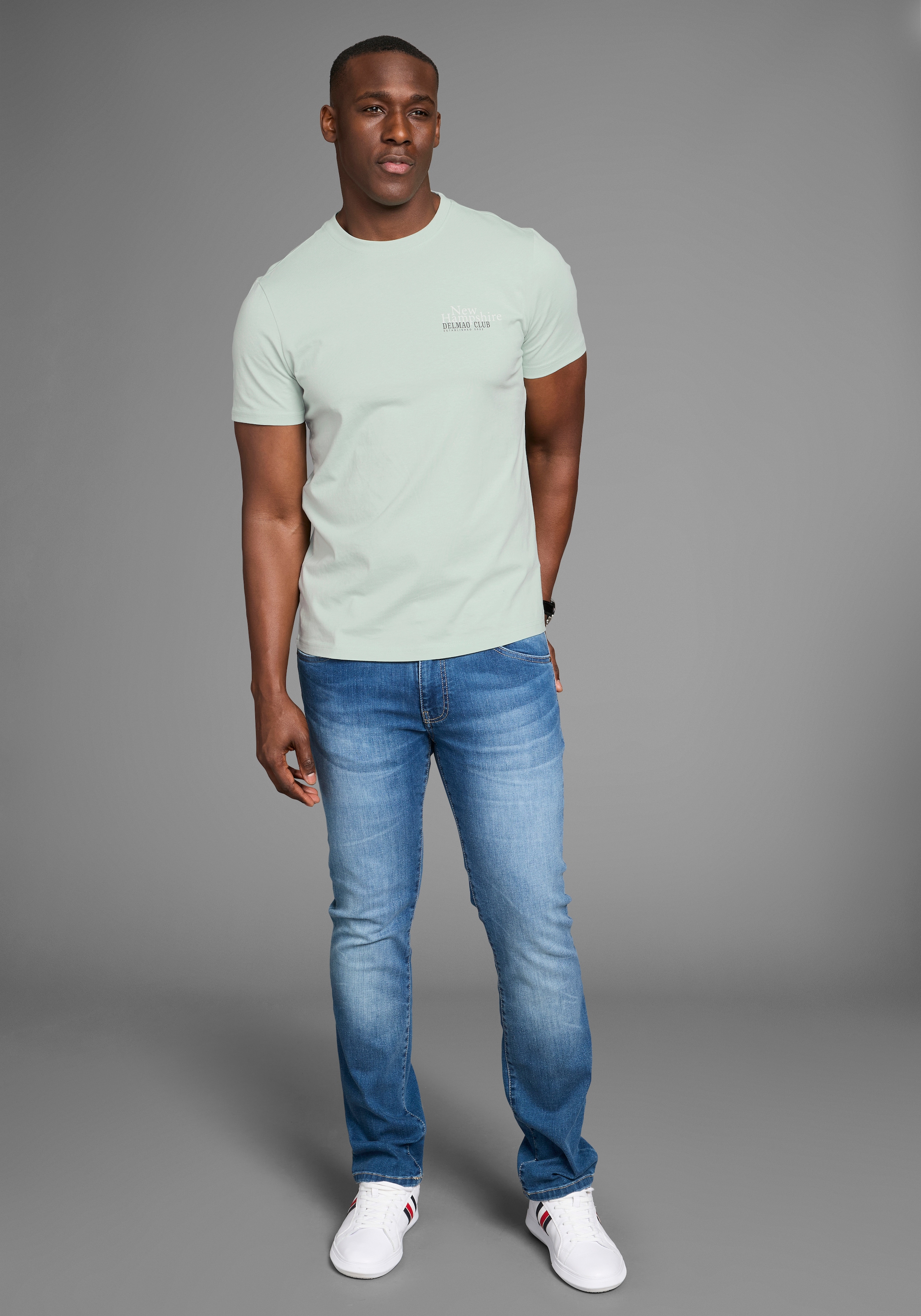 DELMAO T-Shirt, mit dezentem Logo-Schriftzug im Club-Design