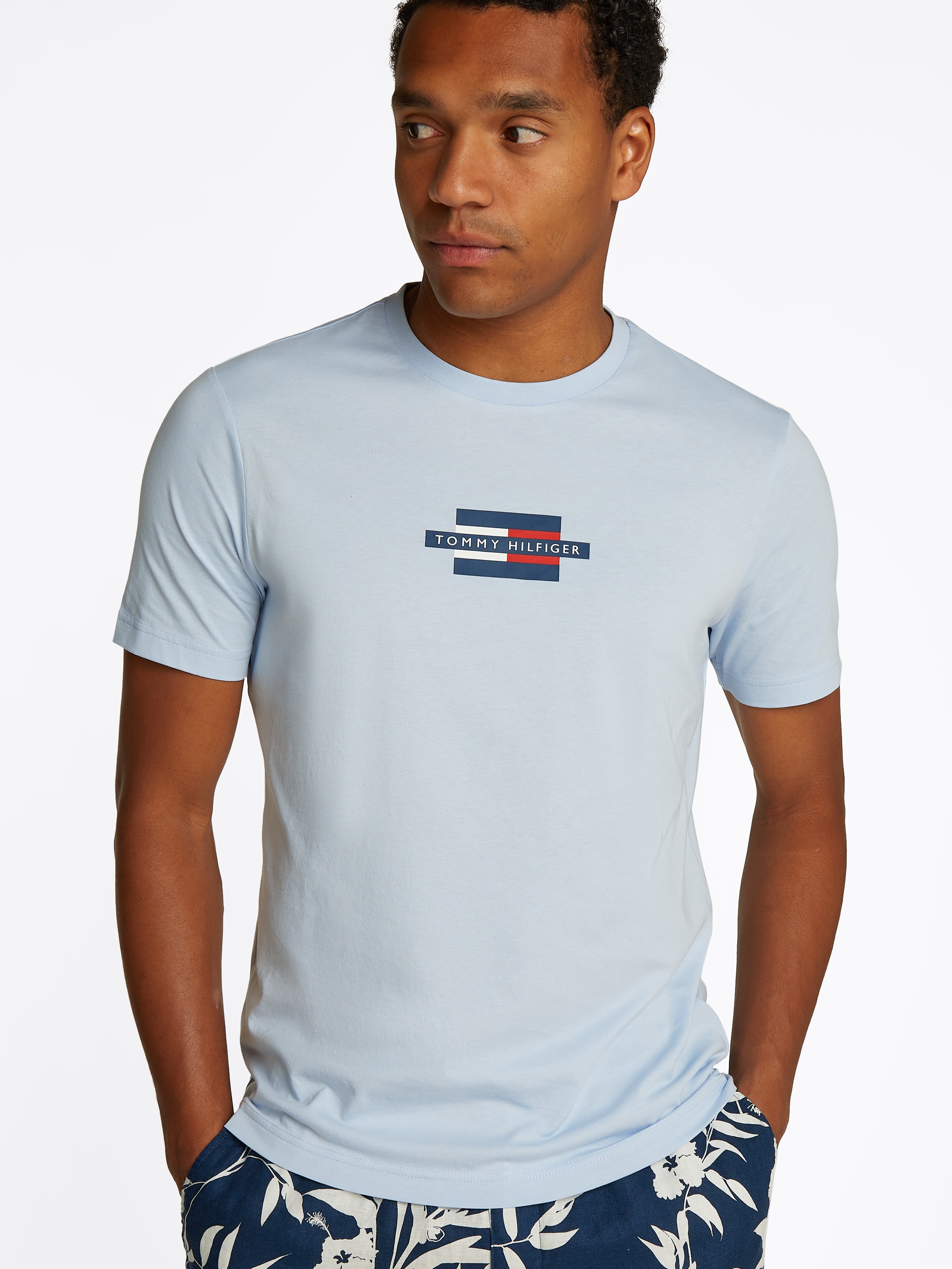 Tommy Hilfiger Kurzarmshirt »FLAG BOX TEE«, Mit Rundhalsausschnitt