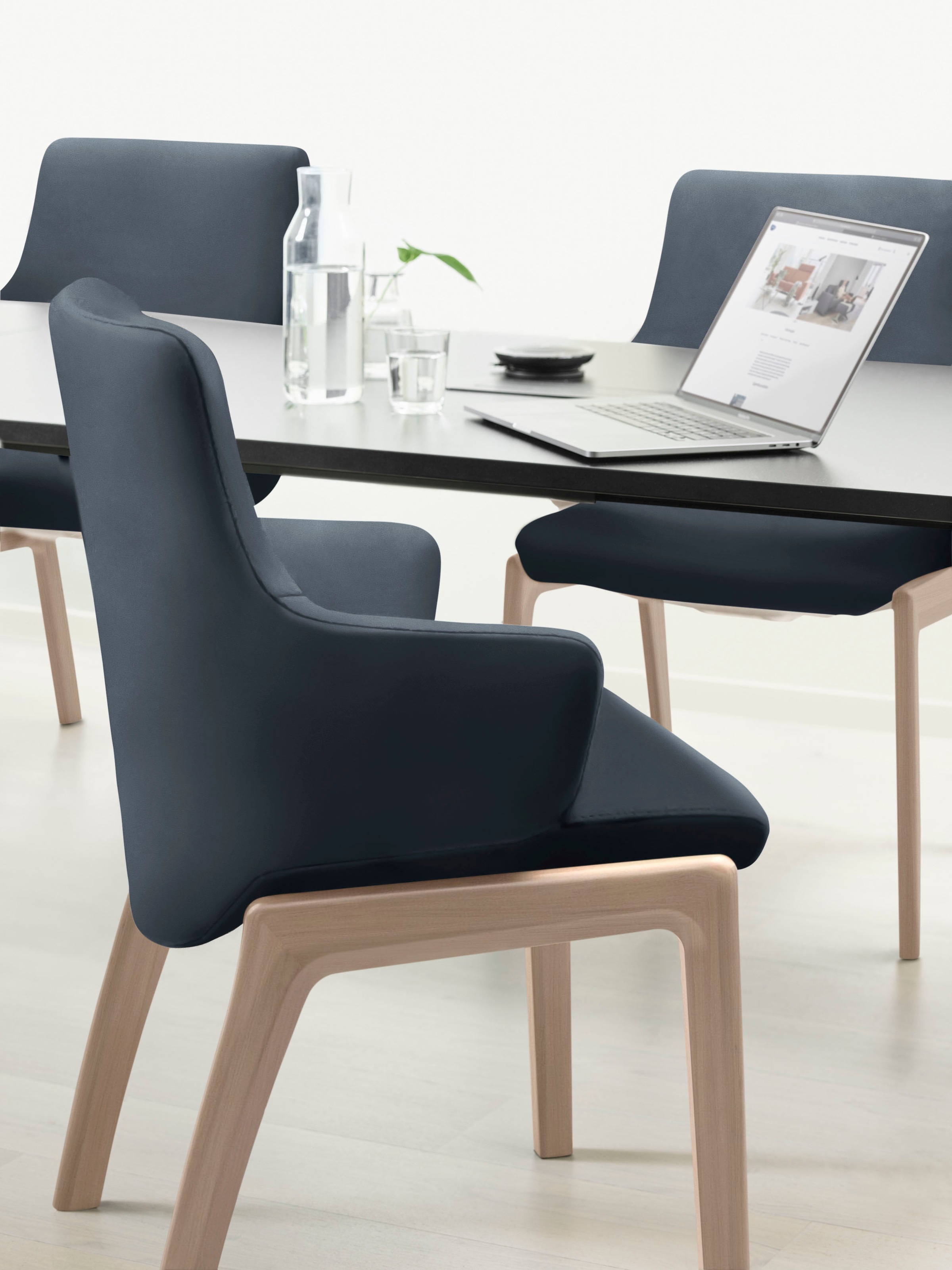 Stressless® Polsterstuhl »Laurel«, Leder PALOMA, Low Back mit Armlehne, Größe L, mit abgerundeten Beinen in Schwarz