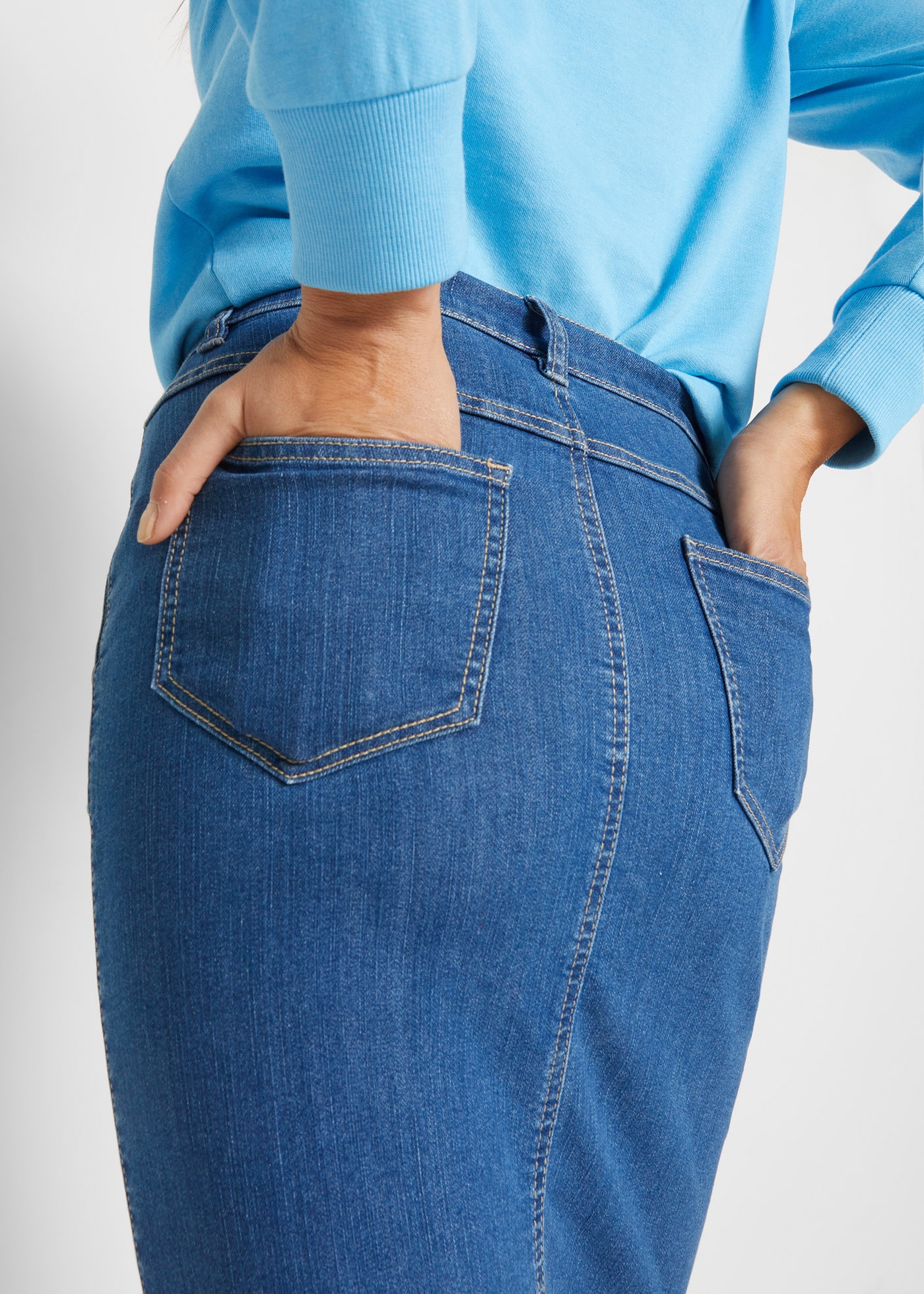 bonprix Jeansrock mit Schlitz und aufgesetzten Taschen vorn und hinten