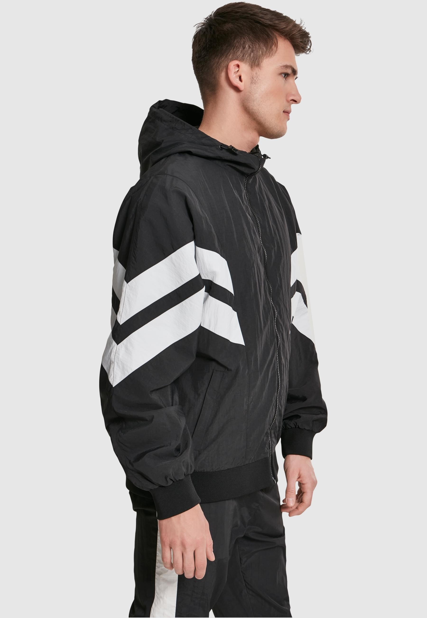 URBAN CLASSICS Allwetterjacke »Urban Classics Herren Crinkle Panel Track Jacket« 1 Stk. tlg. mit Kapuze