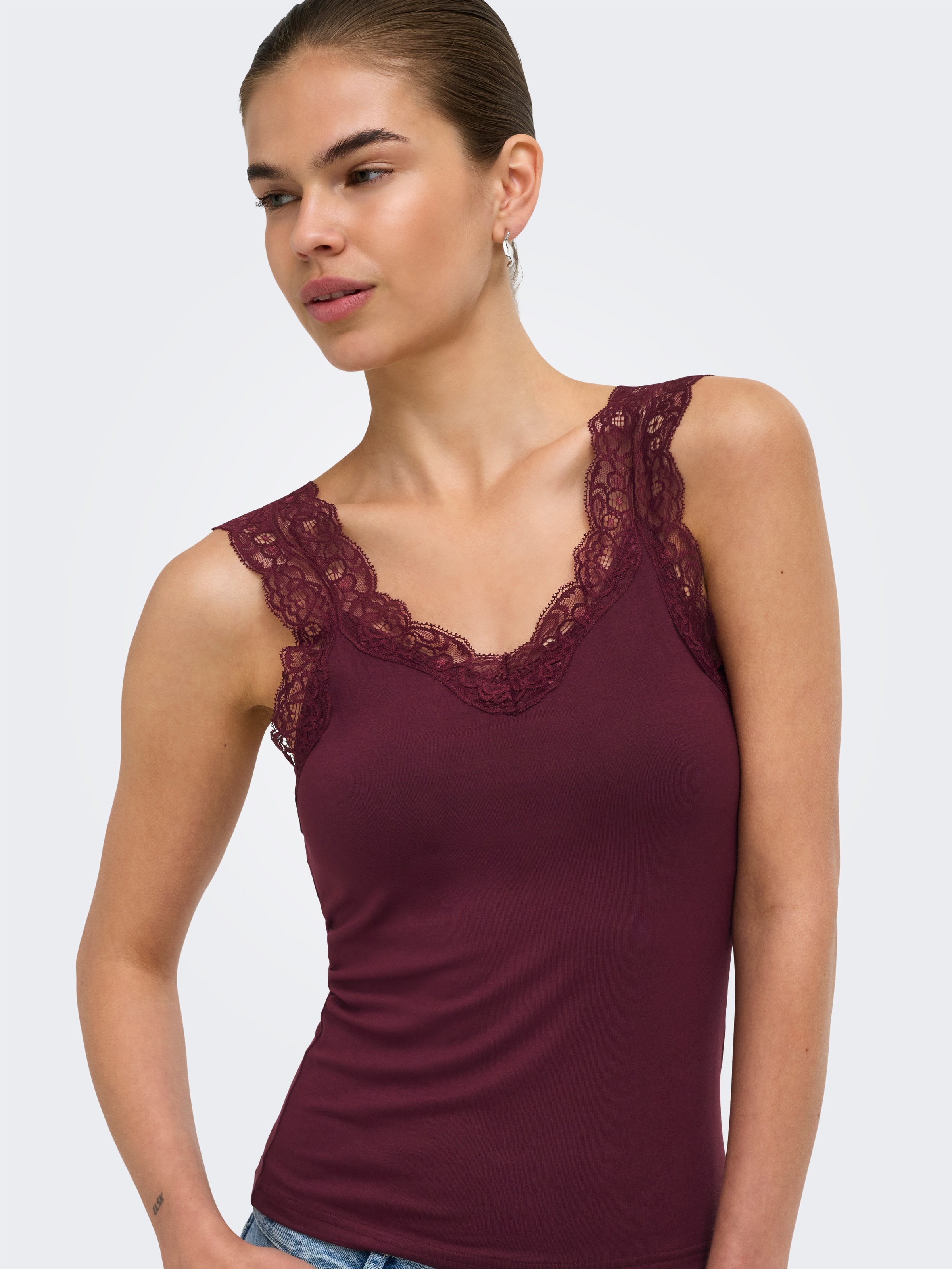 ONLY Spitzentop »ONLLUNI TANK TOP WITH LACE DETAIL CS JRS« Viskosemischung, regular fit