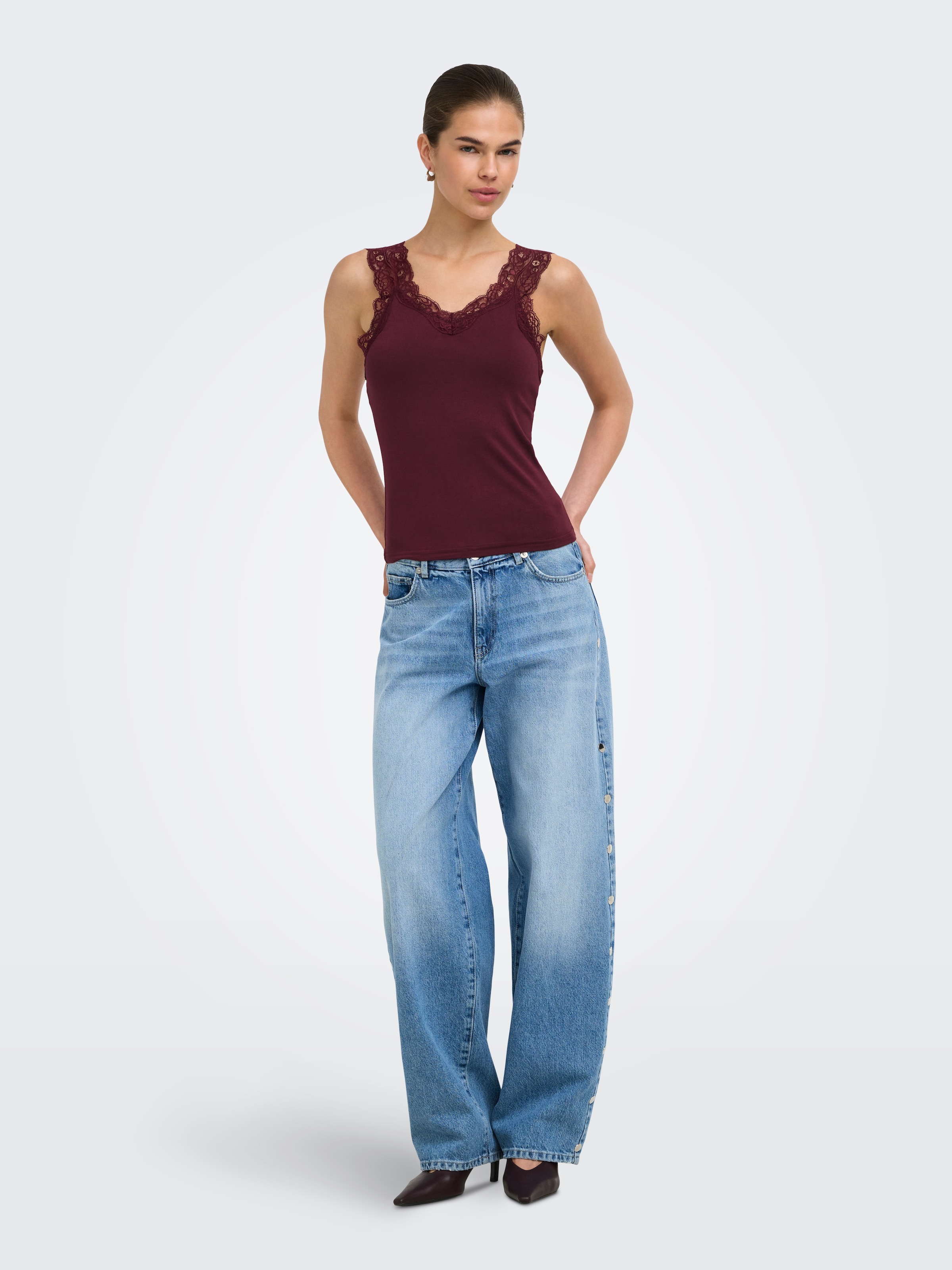 ONLY Spitzentop »ONLLUNI TANK TOP WITH LACE DETAIL CS JRS« Viskosemischung, regular fit
