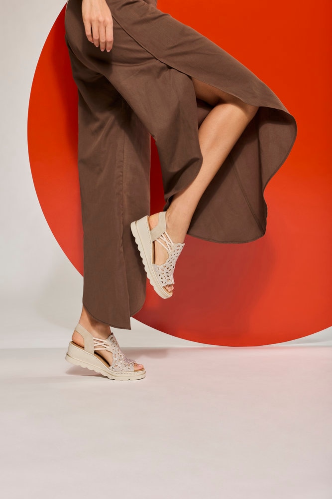 Rieker Keilsandalette  Sommerschuh, Plateausandale, Schlupfschuh mit Schmucksteinchen