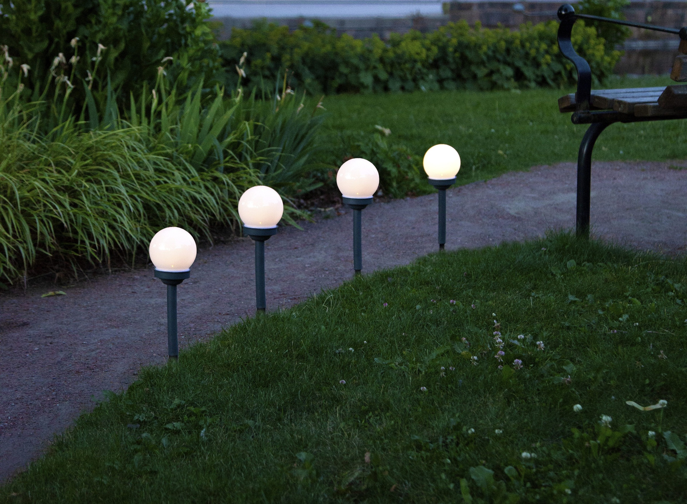 Parforce Traditional Hunting LED Solarleuchte »Solar-Wegleuchte Globus« LED-Board 4 Stk. Warmweiß 4er-Set, Kugelleuchten mit 10cm Ø, Dämmerungssensor