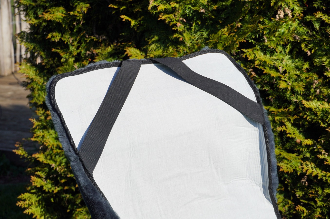 Heitmann Felle Überwurf »Lammfell-Auflage für Garten- und Campingstühle«, geschorenes Lammfell, warm & kuschelig, perfekt für Garten und Camping
