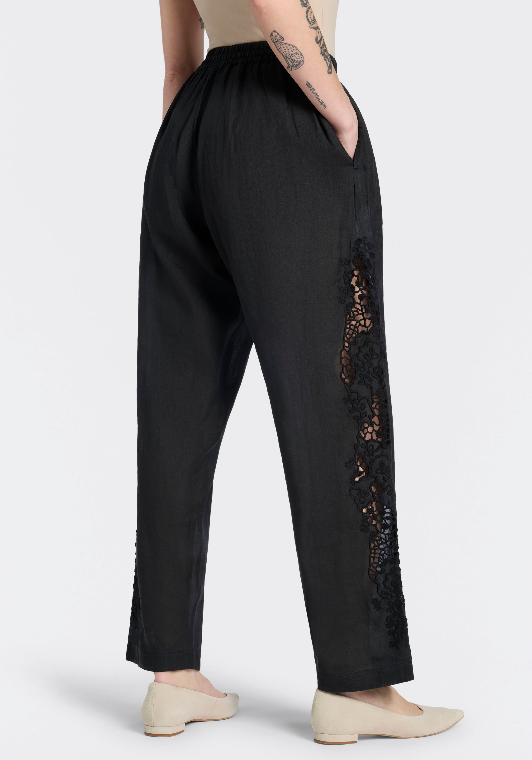 BOSS ORANGE Schlupfhose »Trika Premium Damenmode«  mit dekorativer Lochstickerei, Barrel Shape