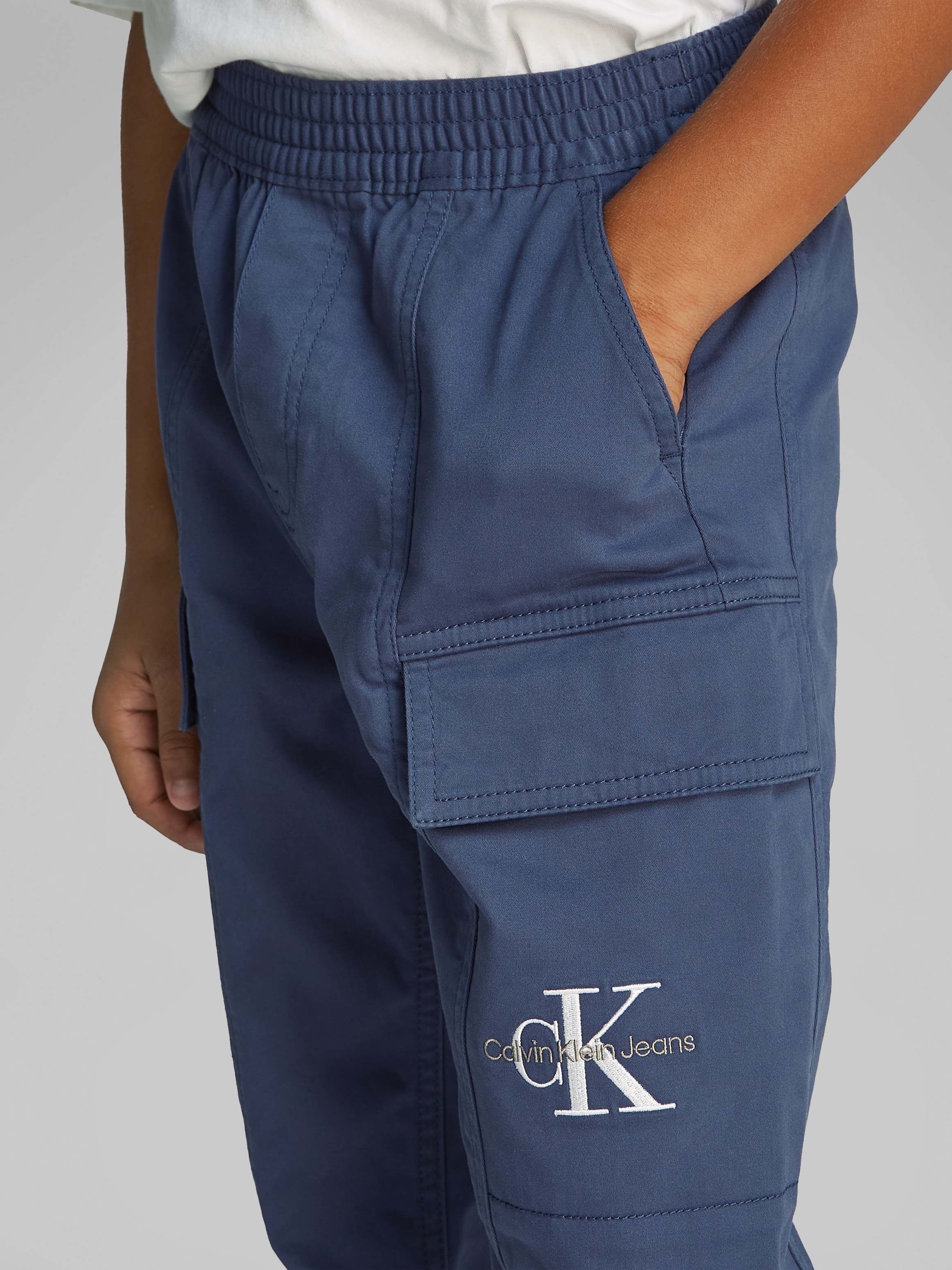 Calvin Klein Jeans Sweathose »ESSENTIAL WOVEN CARGO PANTS«, für Kinder bis 16 Jahre mit Logo-Print