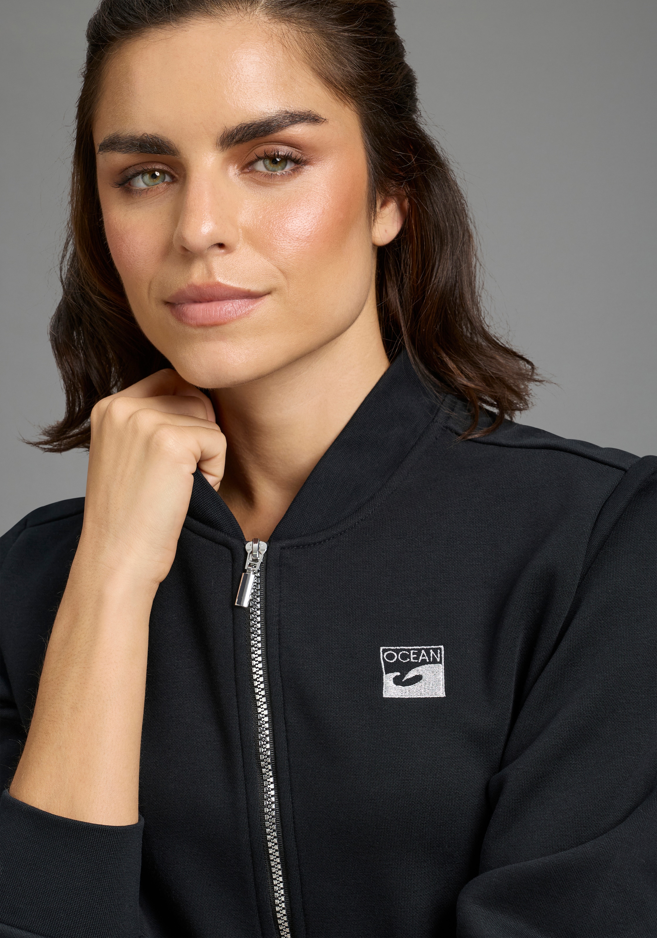 Laura Scott Sweatjacke 1 in  Blousonform aus kuscheliger Sweatware, glänzendem Reißverschluss
