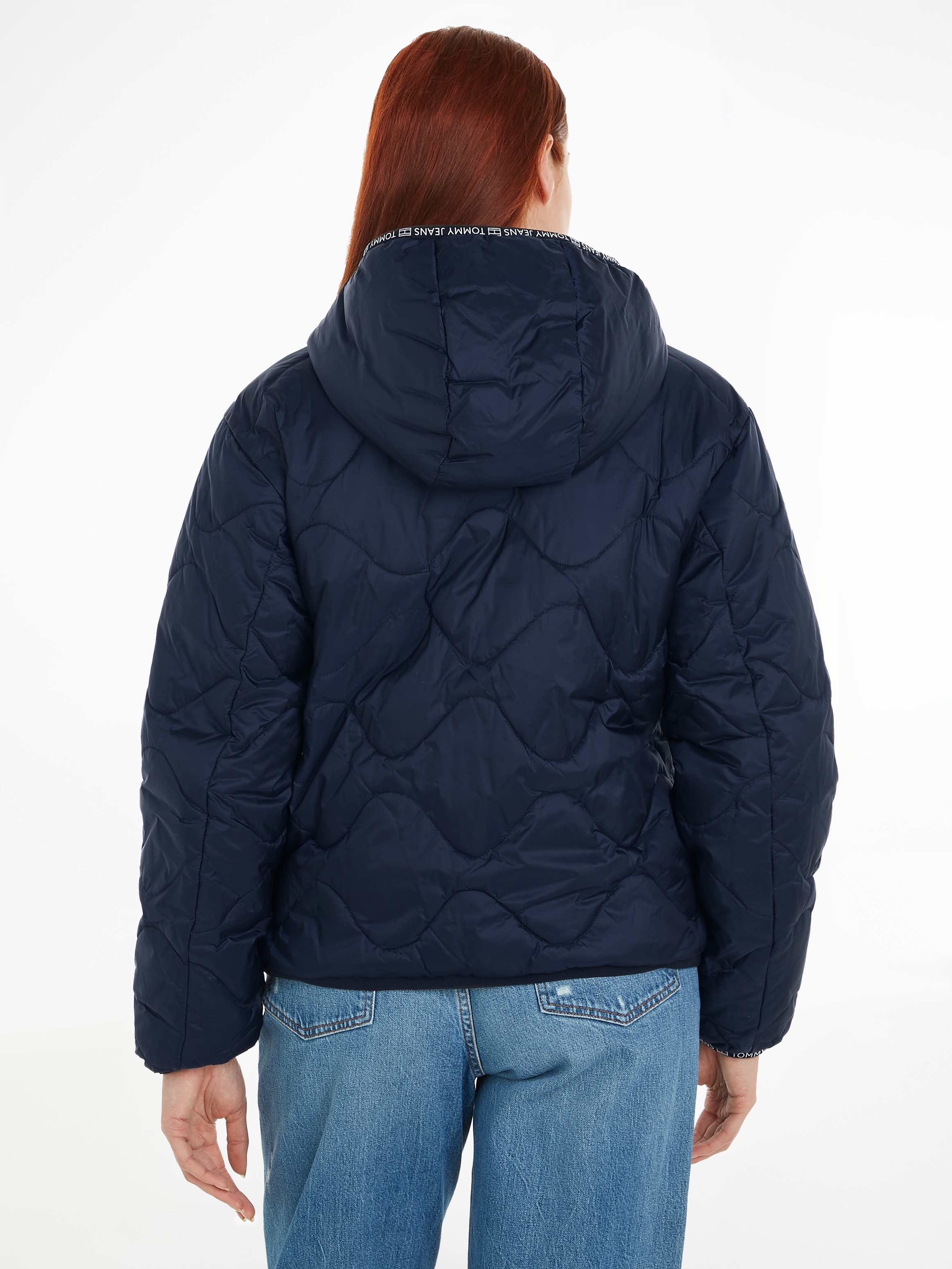 Tommy Jeans Steppjacke »TJW QUILTED TAPE HOOD PUFFER EXT«, mit Kapuze, mit Logostickerei