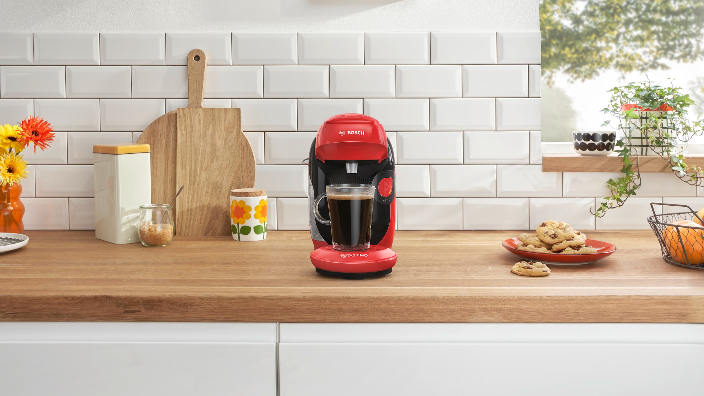 TASSIMO Kapselmaschine »style friendly TAS113E, über 70 Getränke, platzsparend«, nachhaltig, geeignet für alle Tassen, Wassertank 0,7 L, rot/schwarz