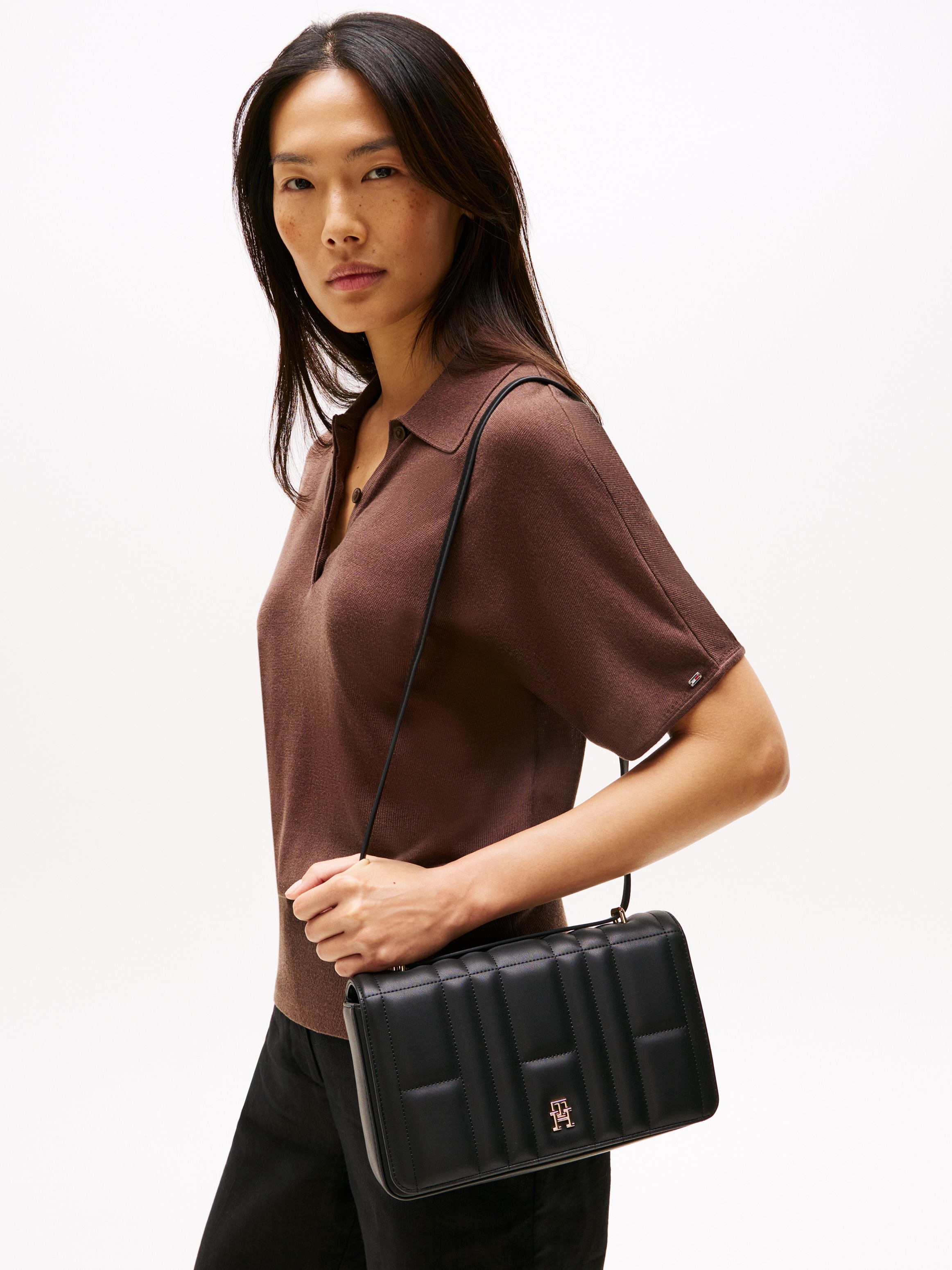 Tommy Hilfiger Umhängetasche »TH FEMININE CONV CROSSOVER«, Damen-Schultertasche, Clutch, Minibag mit modischer Steppung