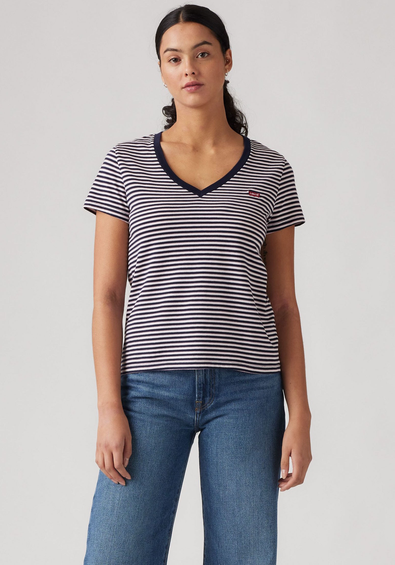 Levi's® V-Shirt »PERFECT VNECK«, mit Mini-Batwing-Logostickerei