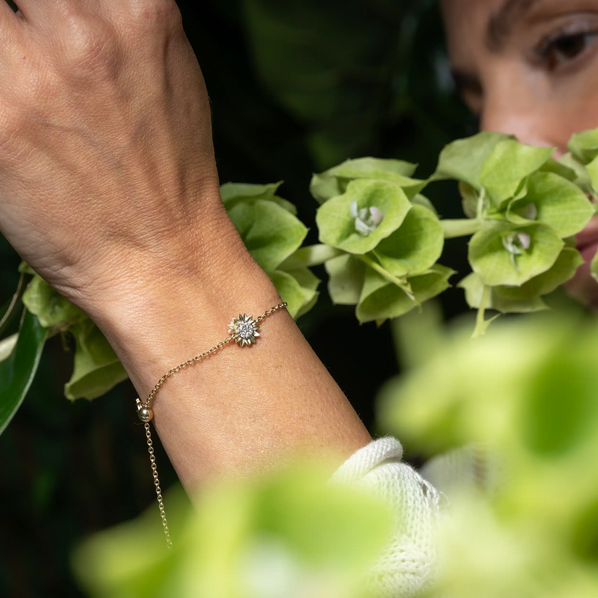 LYOMI Armband »585/- GG/WG Sonnenblume 7 synth. Diam. 0,10ct.«