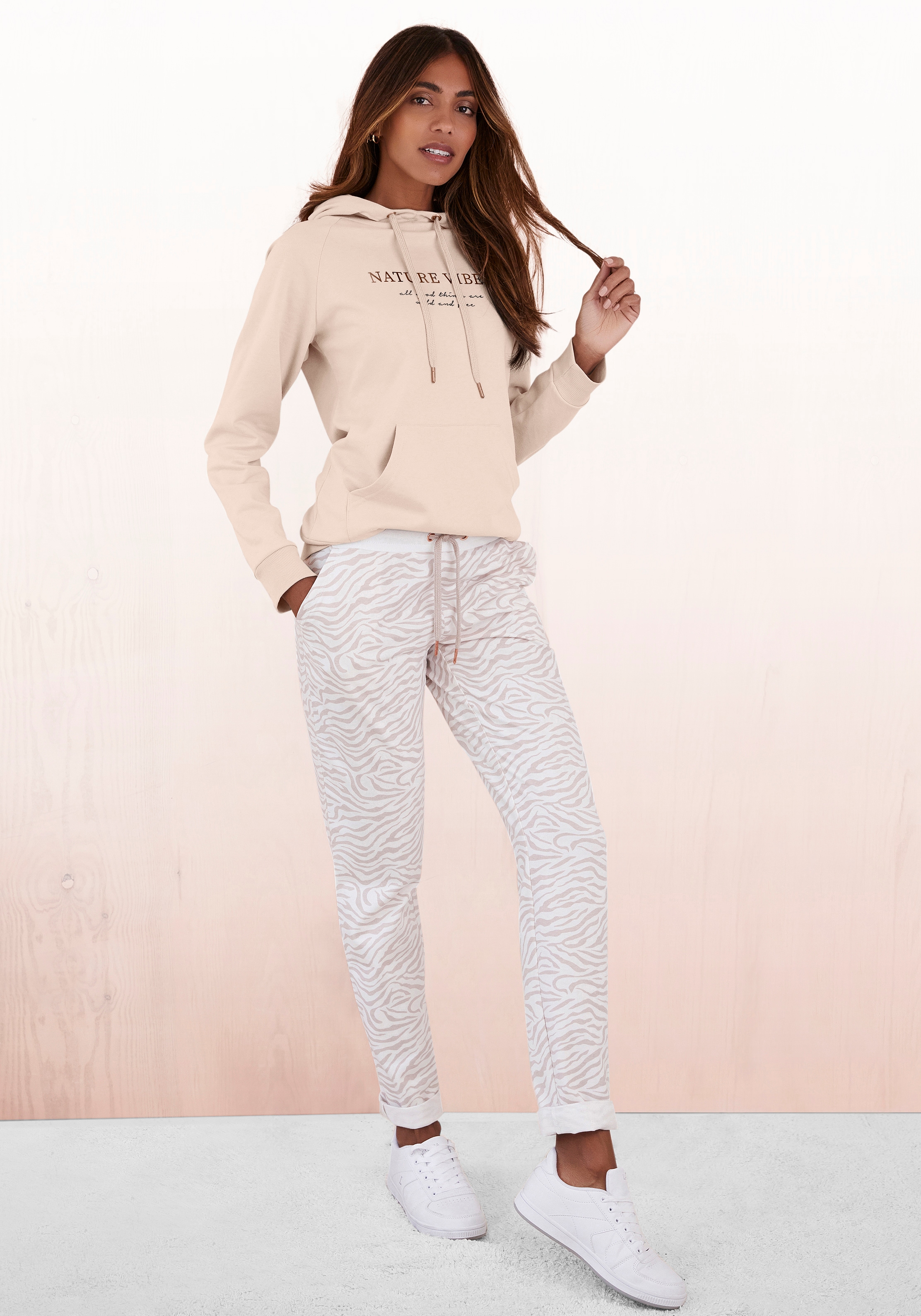 LASCANA Hoodie , mit Kängurutasche, Loungewear
