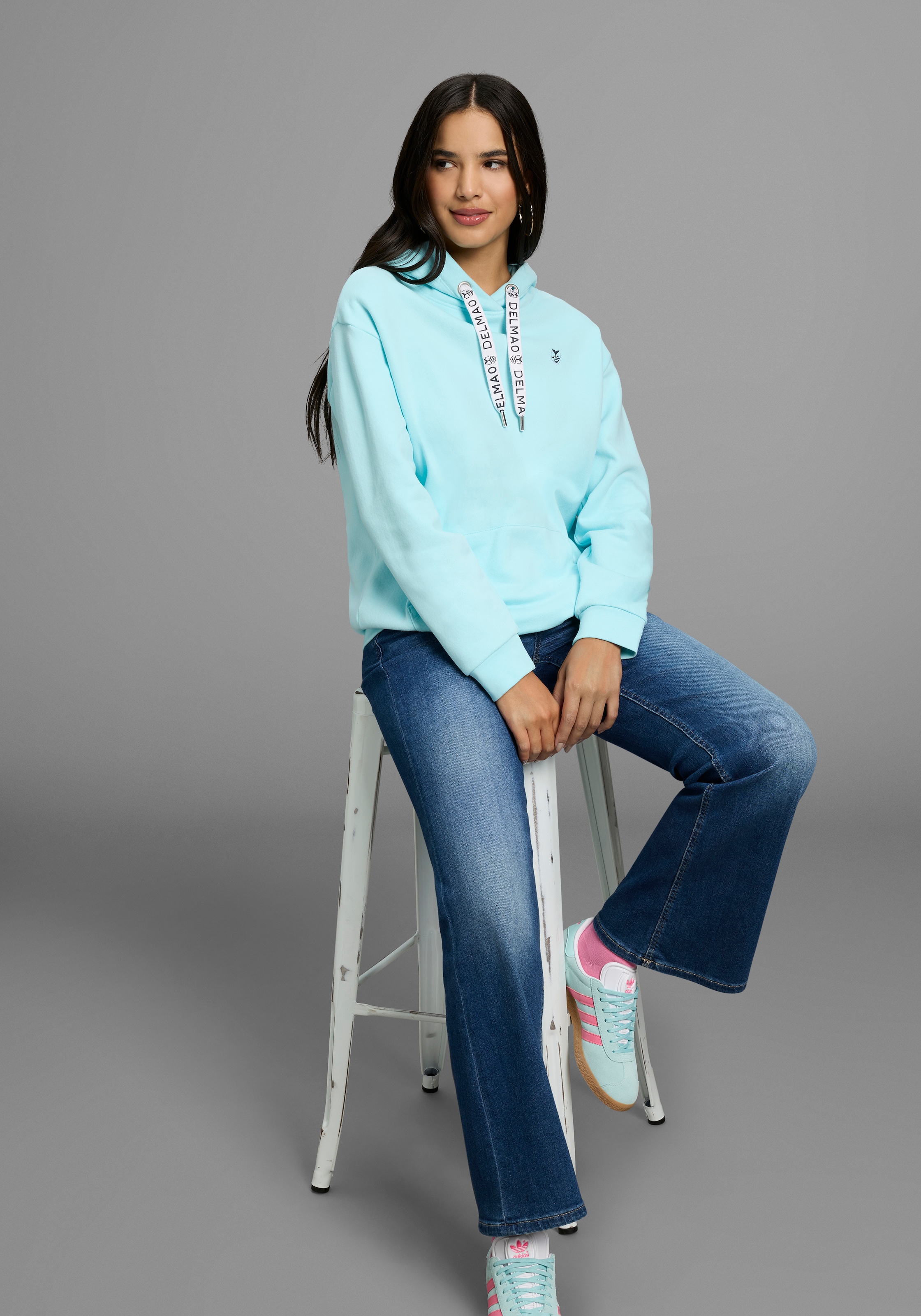 DELMAO Kapuzensweatshirt , Weiche Baumwollmischung mit Kängurutasche und bedruckter Kordel
