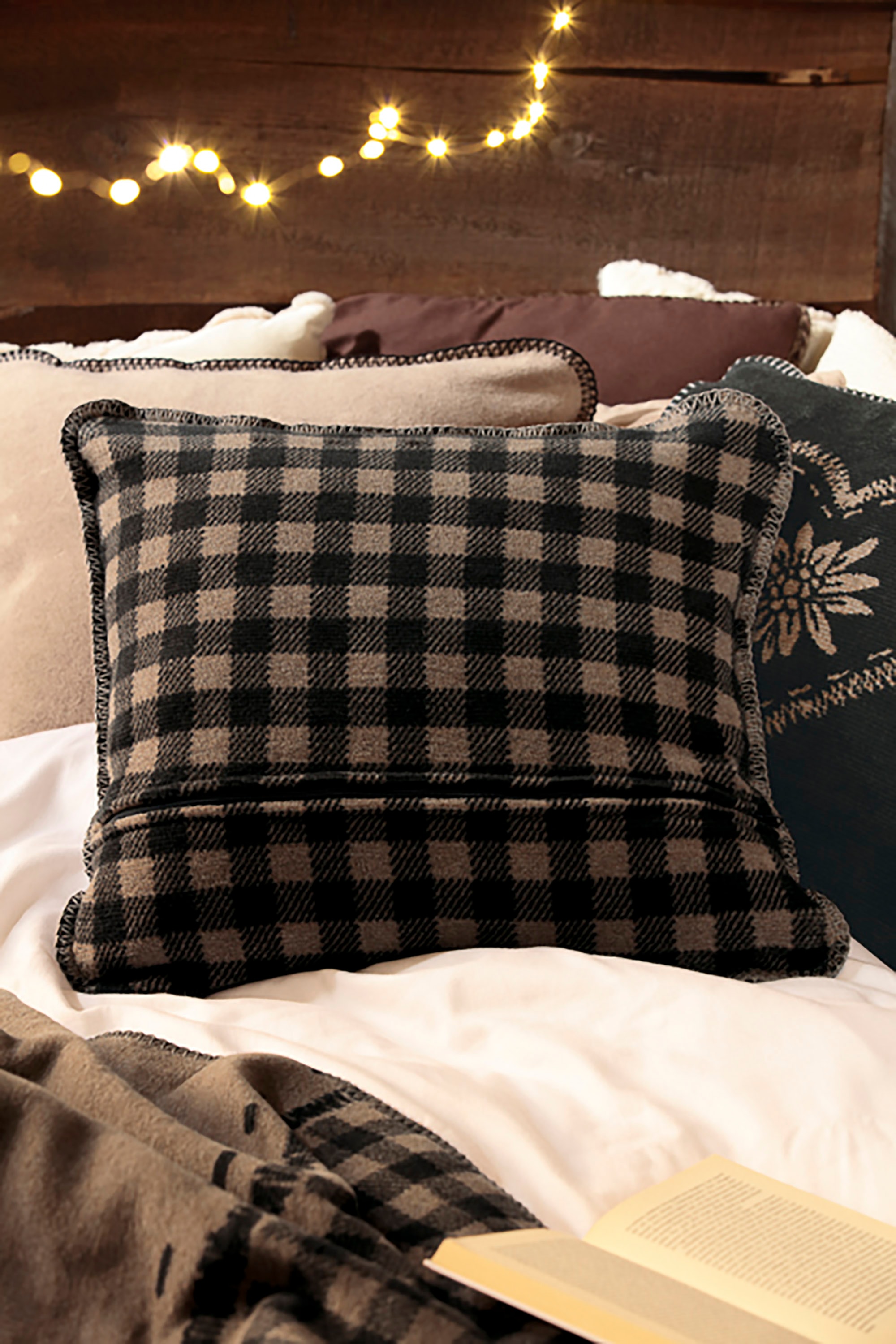 Biederlack Dekokissen »Alp Charm« Herzmotiv mit Enzianblüte