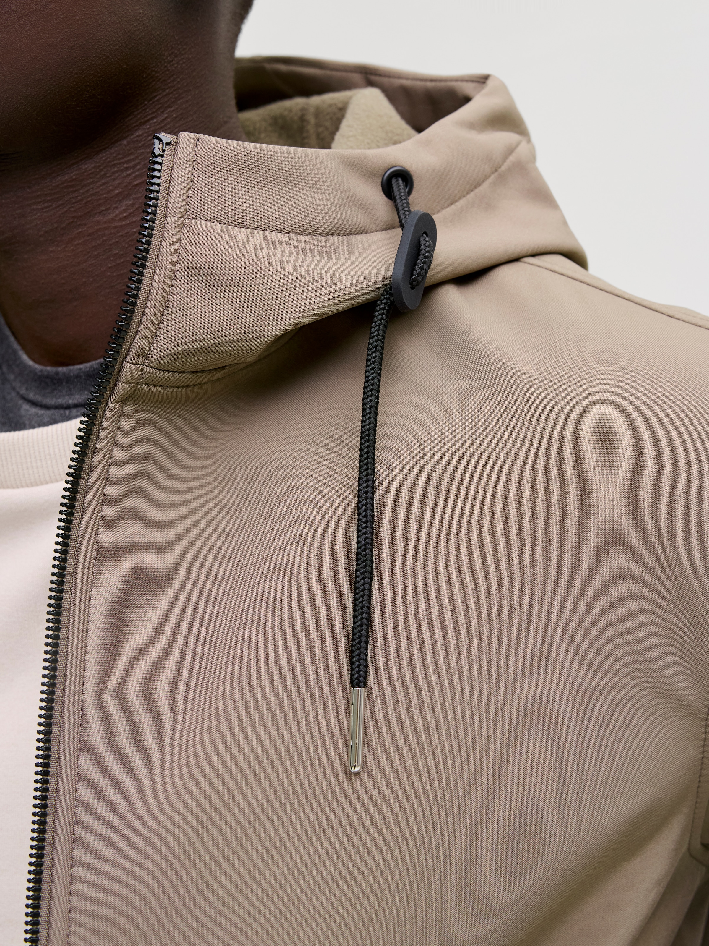 Jack & Jones Softshelljacke »JJEBASIC mit wasserabweisender Funktion« mit Kapuze Kunstfaser, regular fit