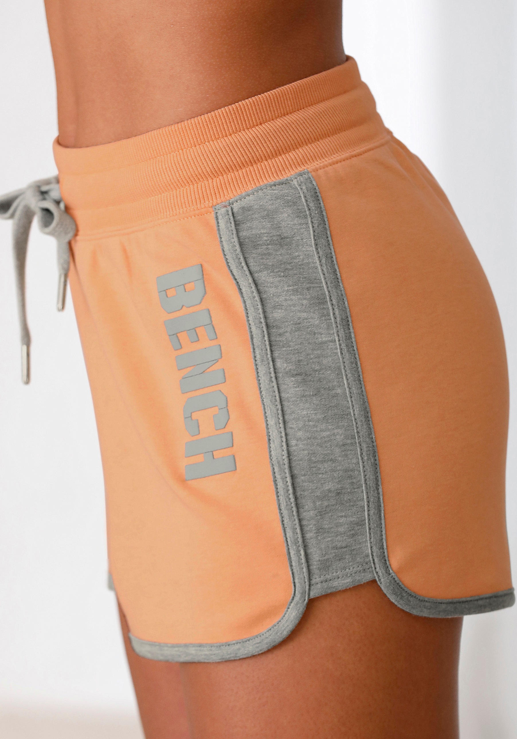 Bench. Sweatshorts »mit elastischem Einsätzen bestellen und Bündchen,«, kontrastfarbenen online Loungeanzug Logodruck