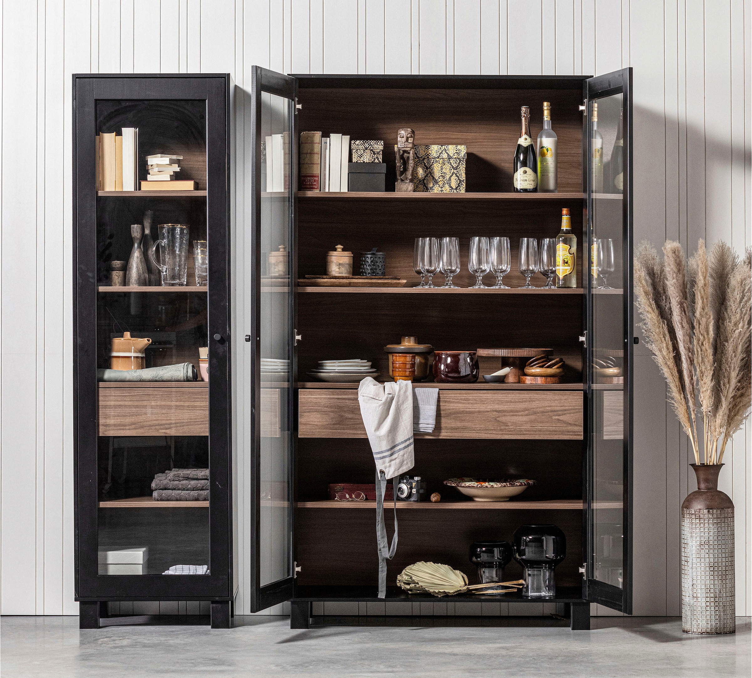 WOOOD Vitrine »Goos«, aus Kiefernholz, zwei Türen, Breite 110 cm
