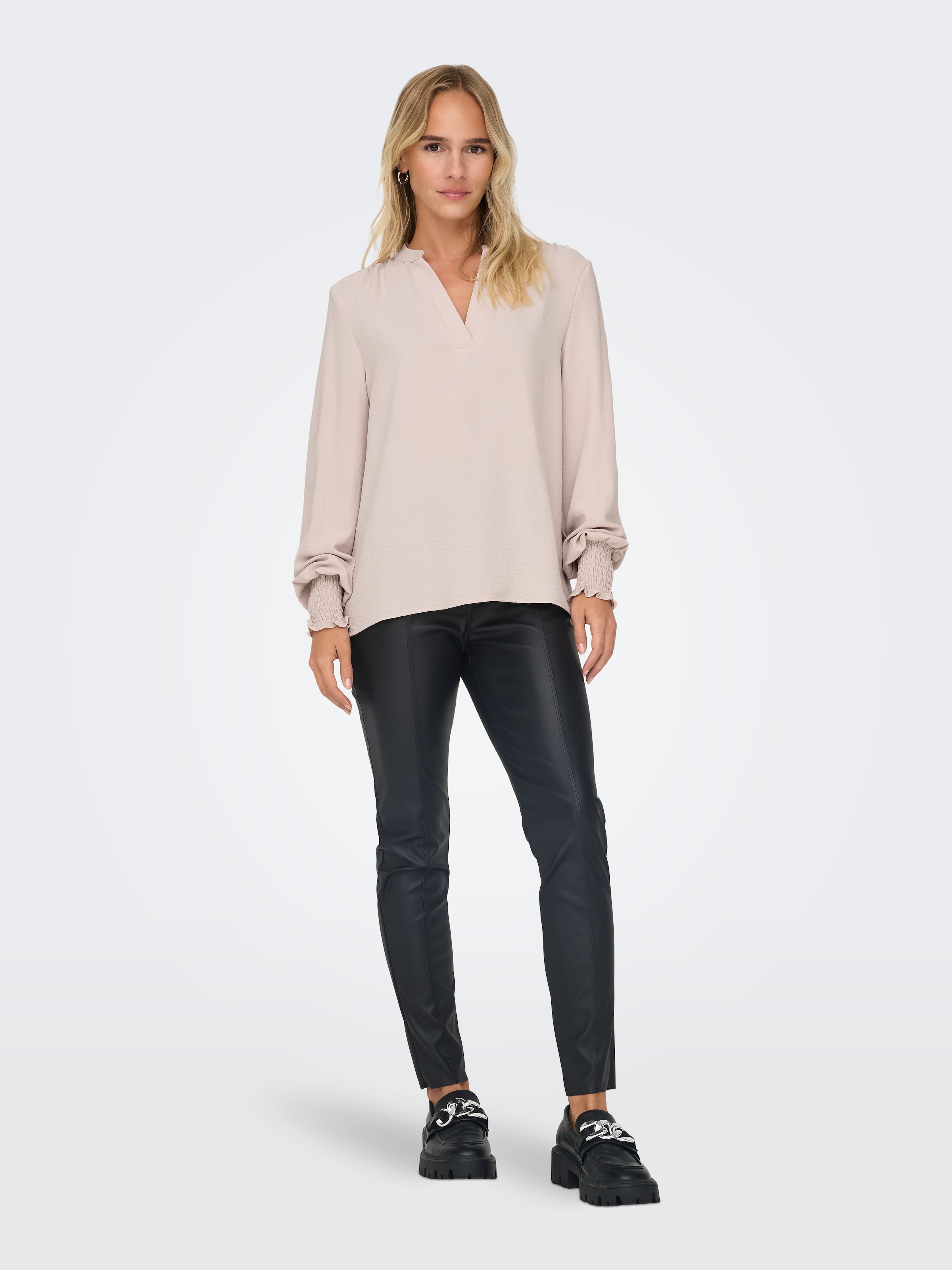 ONLY Blusenshirt »ONLMETTE V-NECK LS SMOCK TOP NOOS WVN«