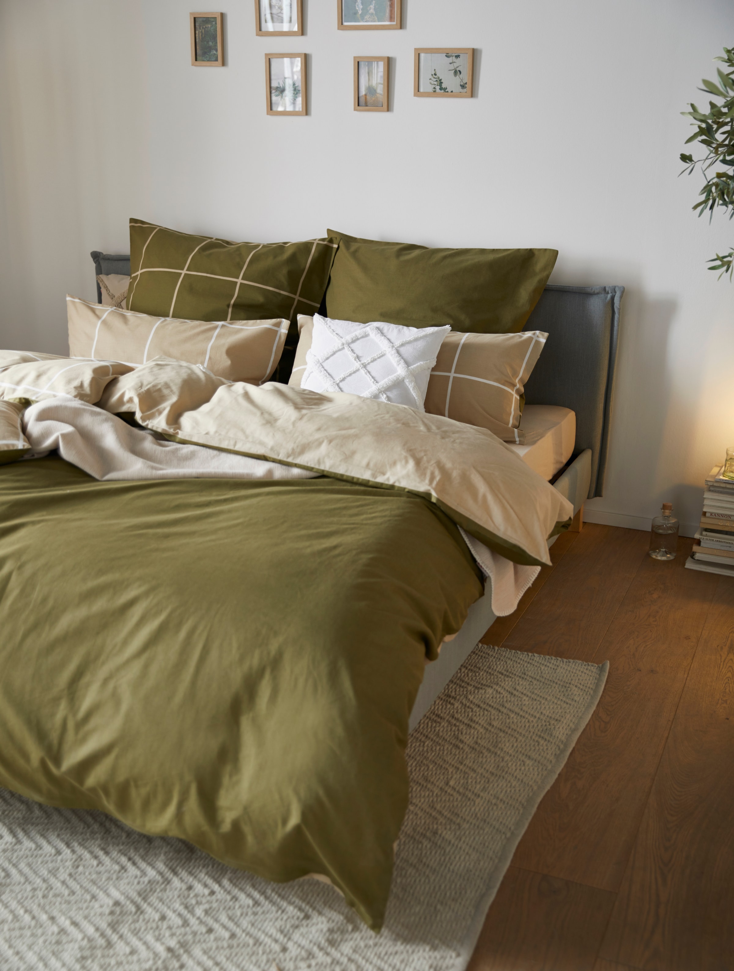 OTTO products Polsterbett »Heddi«, in 5 Breiten: von 90cm-200cm, Biese am Kopfteil, Strukturstoff