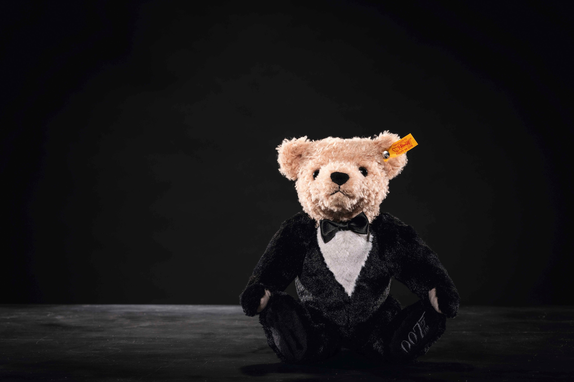 Steiff Kuscheltier »James Bond Teddybär, 30 cm«