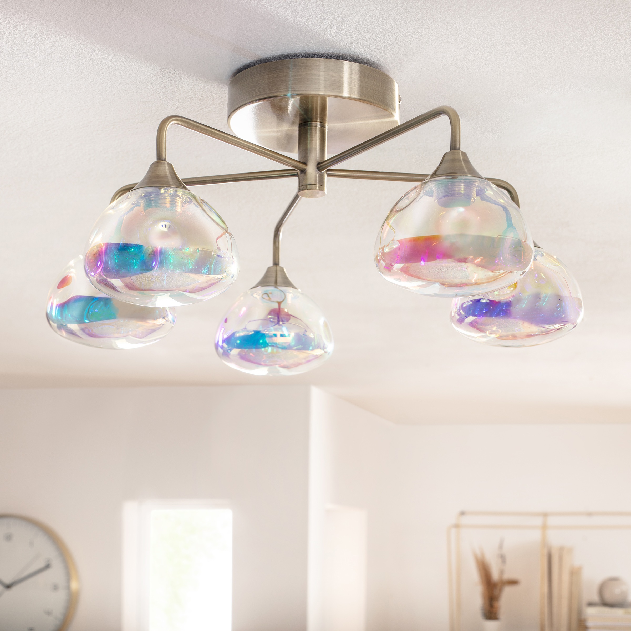 näve LED Deckenleuchte »Varna«, 5 flammig, 5 flg. irisierendes Glas incl. LEDs warmweiß Gestell messing