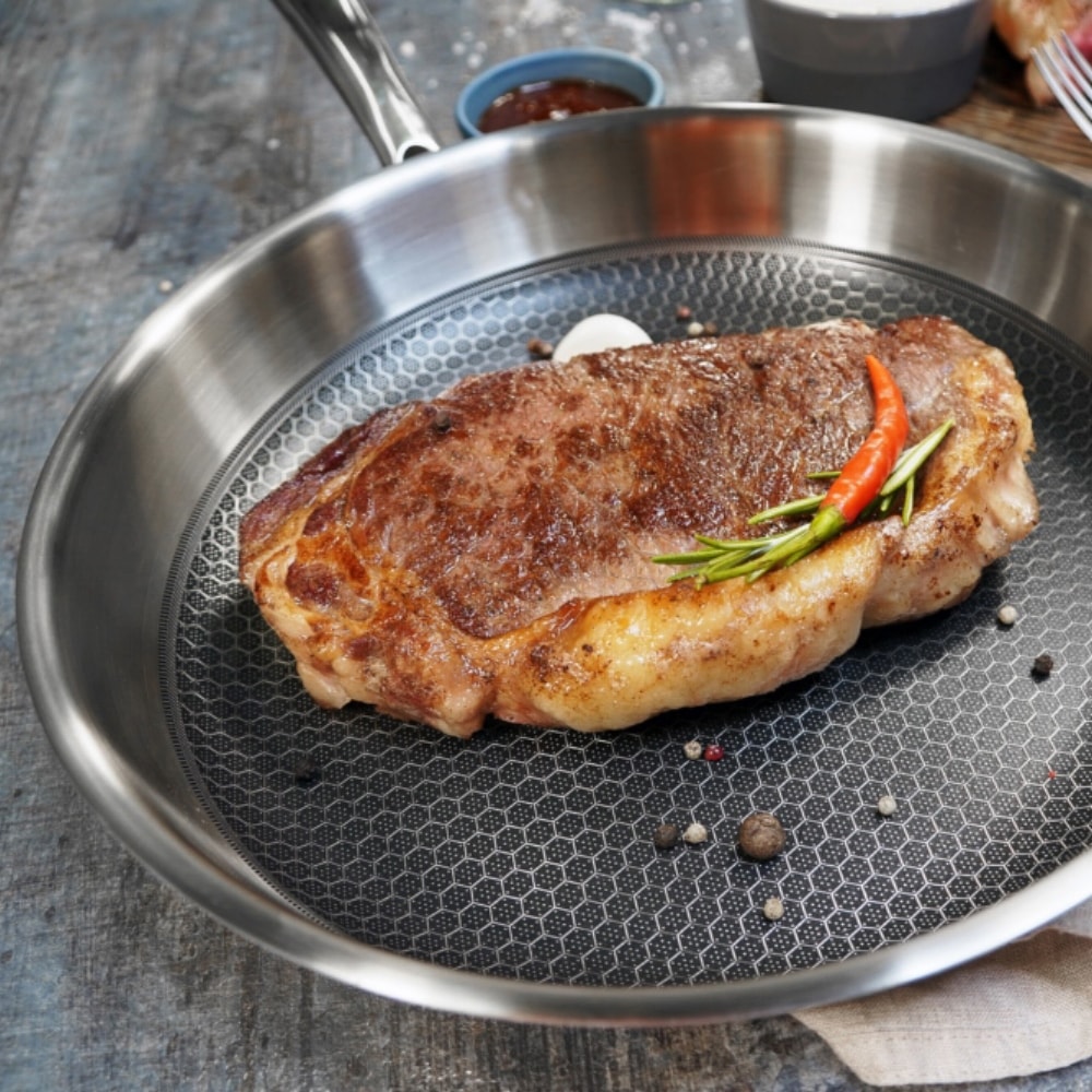 RESTO Kitchenware Bratpfanne »Achird Pfanne aus Tri-Ply (Edelstahl + Aluminium + Edelstahl) ofenfest«, Edelstahl 18/10, (1 tlg.), Die 3-schichtige Basis ermöglicht eine Energieeinsparung von 25%