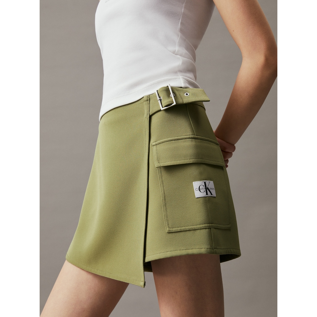 Calvin Klein Jeans Shorts »BUCKLE WRAP MINI SKORT«, mit Logopatch