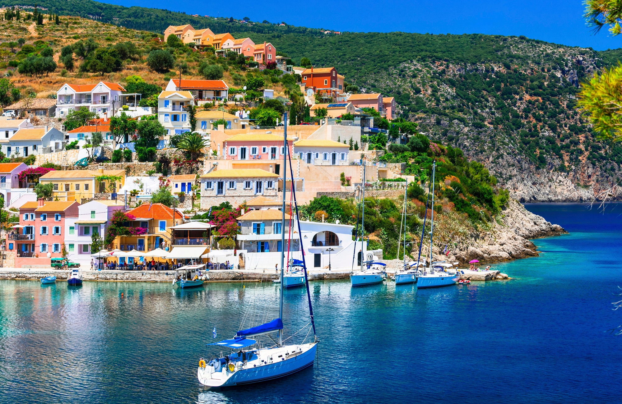 Papermoon Fototapete »DORF AM MEER-KEFALONIA INSEL MEER BOOTE KLIPPEN STRAN günstig online kaufen