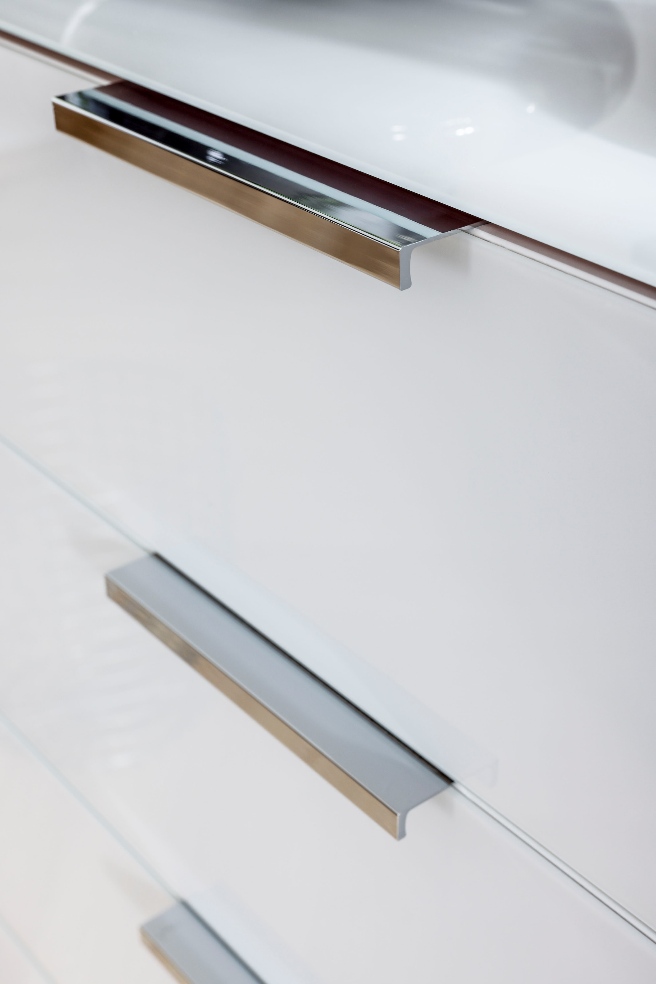 rauch Schubkastenkommode »Kommode Türkommode Sideboard Kombikommode FLIPP mit Glasfront«, (Breite 160/180 cm mit 4 Einlegeböden), 2-türig, 5 Schubladen, Soft-Close, Oberboden und Front Glas, 2 Breiten