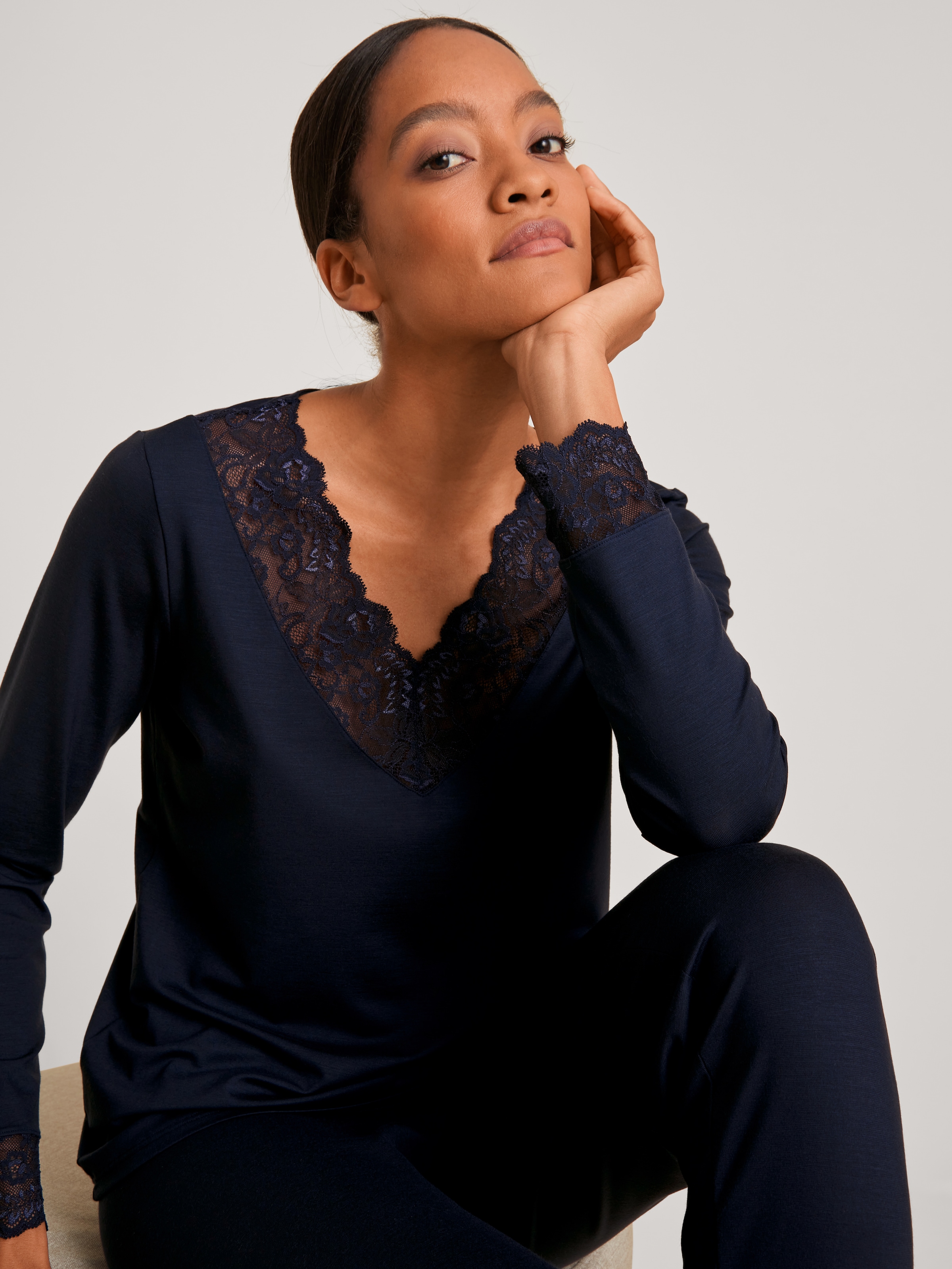 CALIDA Schlafanzug »Elegant Dreams« 2 tlg. Spitze an Ausschnitt und Bündchen, Single Jersey, elastisch, weich