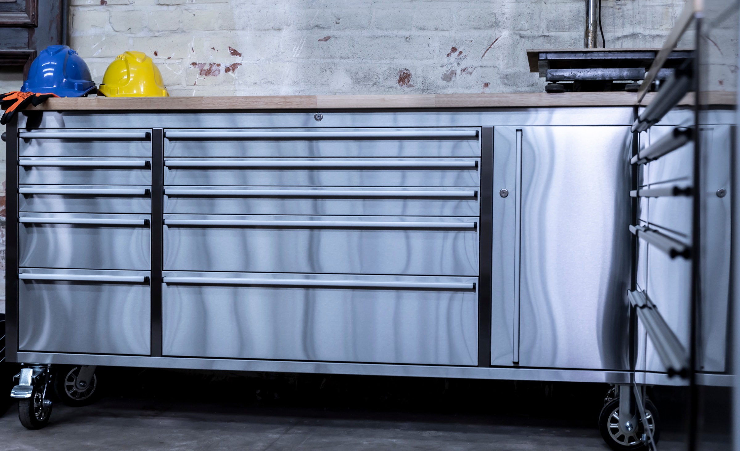 ONDIS24 Werkstattwagen »Werkzeugwagen aus Edelstahl mit 1 Tür 10 Schubladen« fahrbar, kugelgelagerten Schubladen, abschließbar, Massivholzplatte