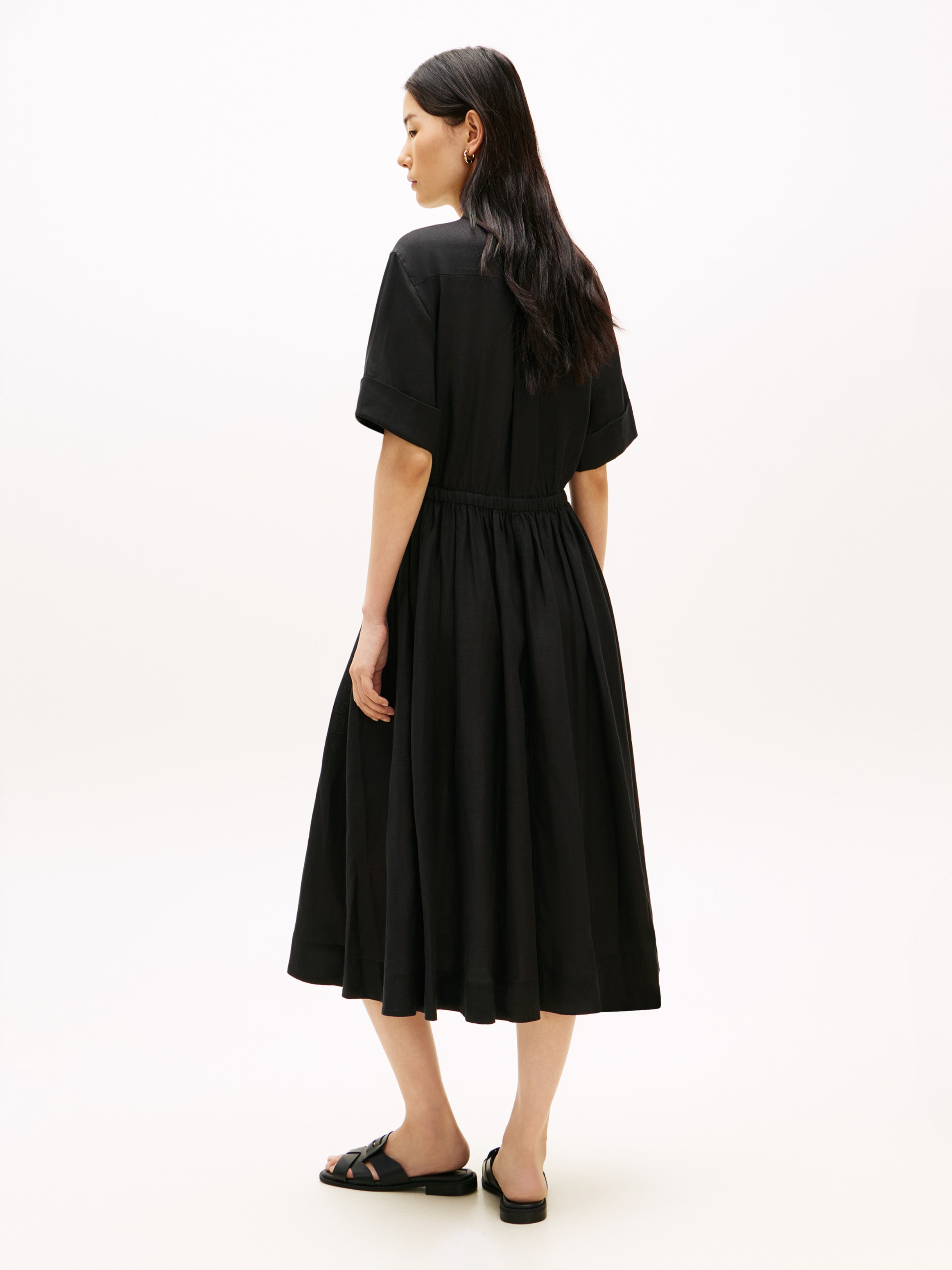 Tommy Hilfiger Sommerkleid »ESS LINEN SHORT SLEEVE SHIRT DRESS« Eingrifftaschen in Midi-Länge, mit Taillen-Band zum Binden