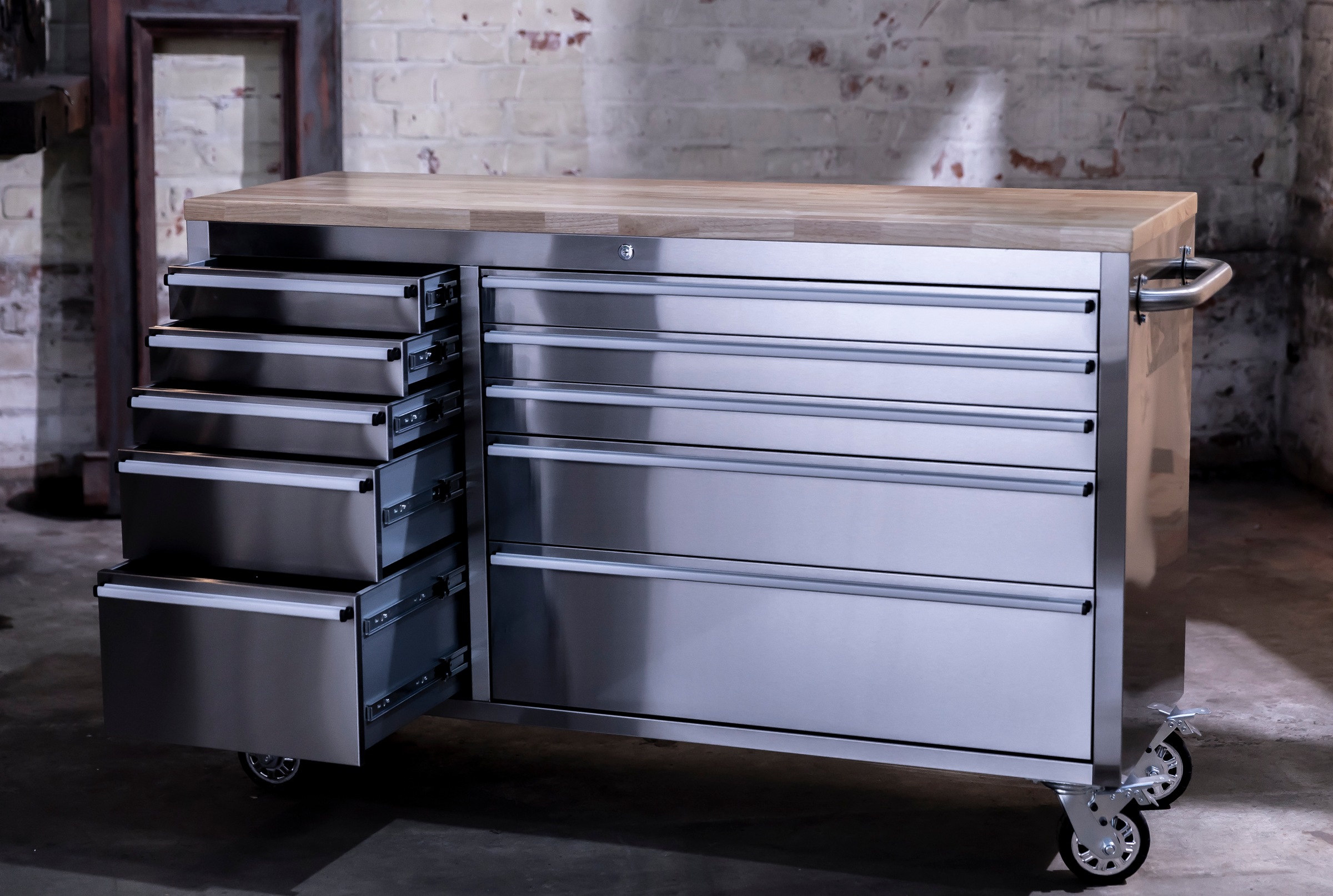 ONDIS24 Werkstattwagen »Werkzeugwagen aus Edelstahl mit 10 Schubladen« fahrbar, kugelgelagerten Schubladen, abschließbar, Massivholzplatte