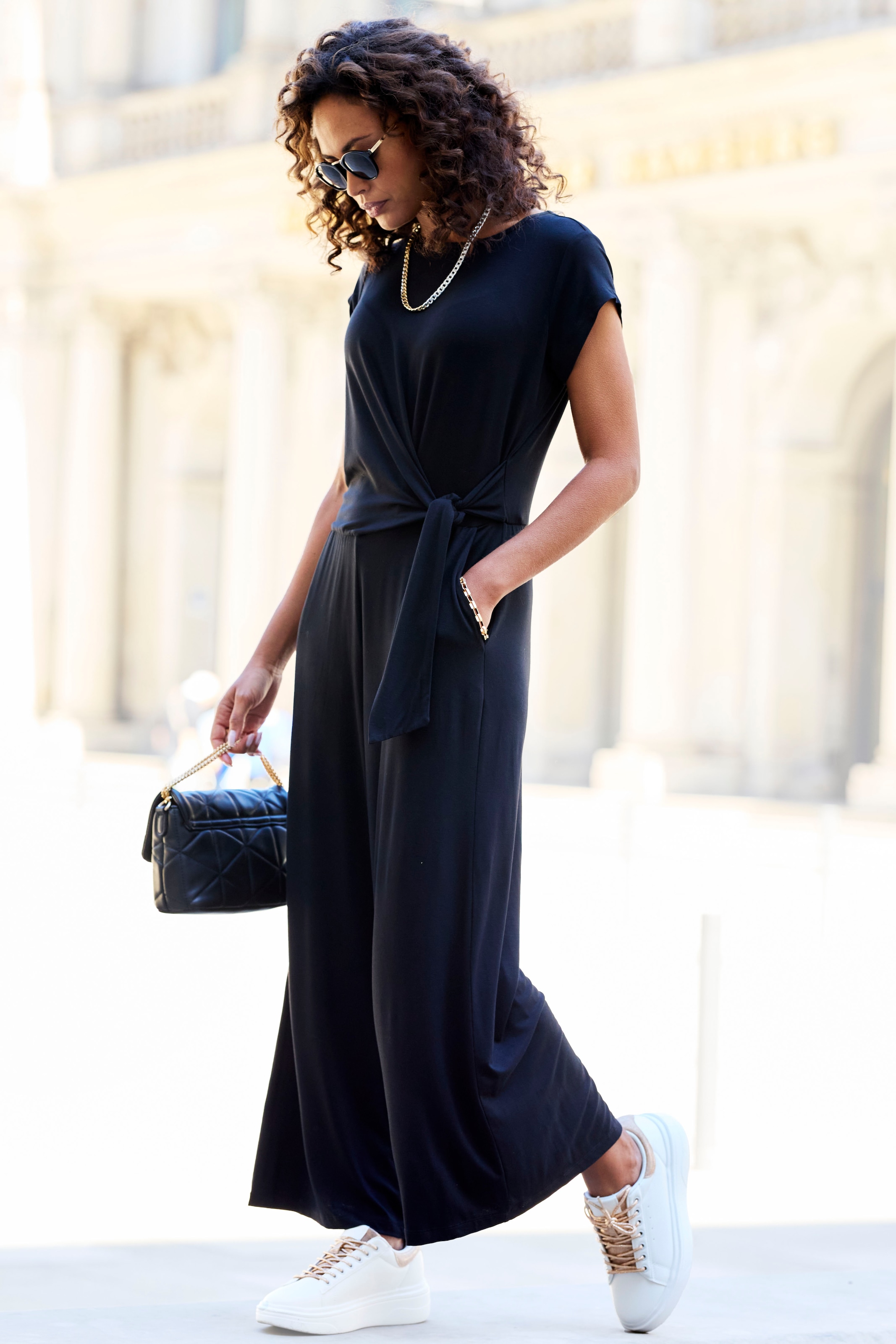 LASCANA Culotte-Overall mit Knotendetail in der Taille, femininer Jumpsuit, festlich schwarz 46