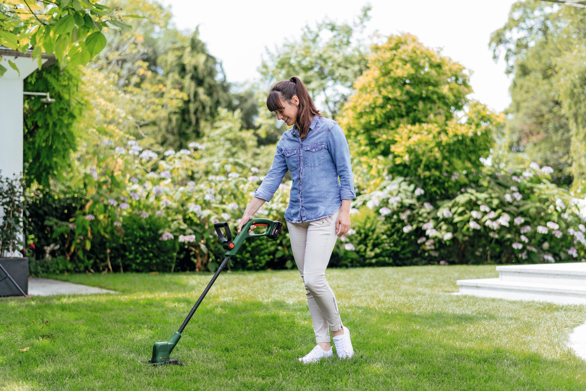 Bosch Home & Garden Akku-Rasentrimmer »EasyGrassCut 18V 230«, mit Akku 18V/2,0 Ah und Ladegerät