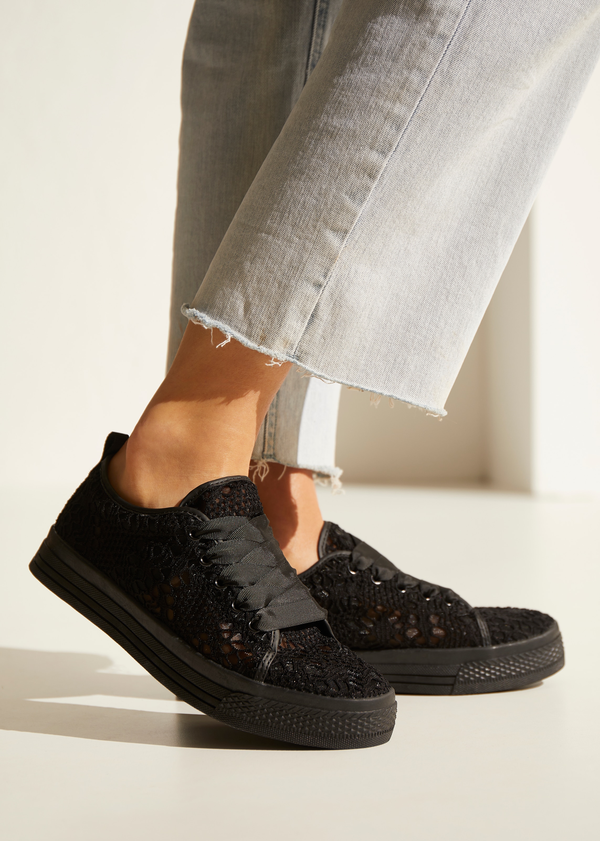 LASCANA Sneaker, mit leichter Plateausohle und Spitze, Schnürhalbschuhe, Freizeitschuhe