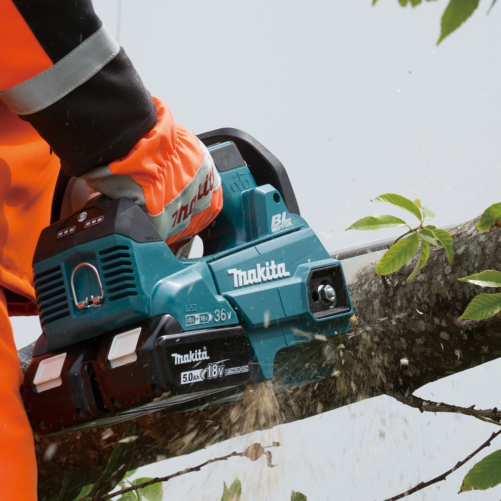 Makita Akku-Kettensäge »»DUC256Z« 2x18V, 20 m/s, 25 cm, kompakt, ohne Akku und Ladegerät« bürstenlos,hohe Kettengeschwindigkeit für professionelle Baumpflege