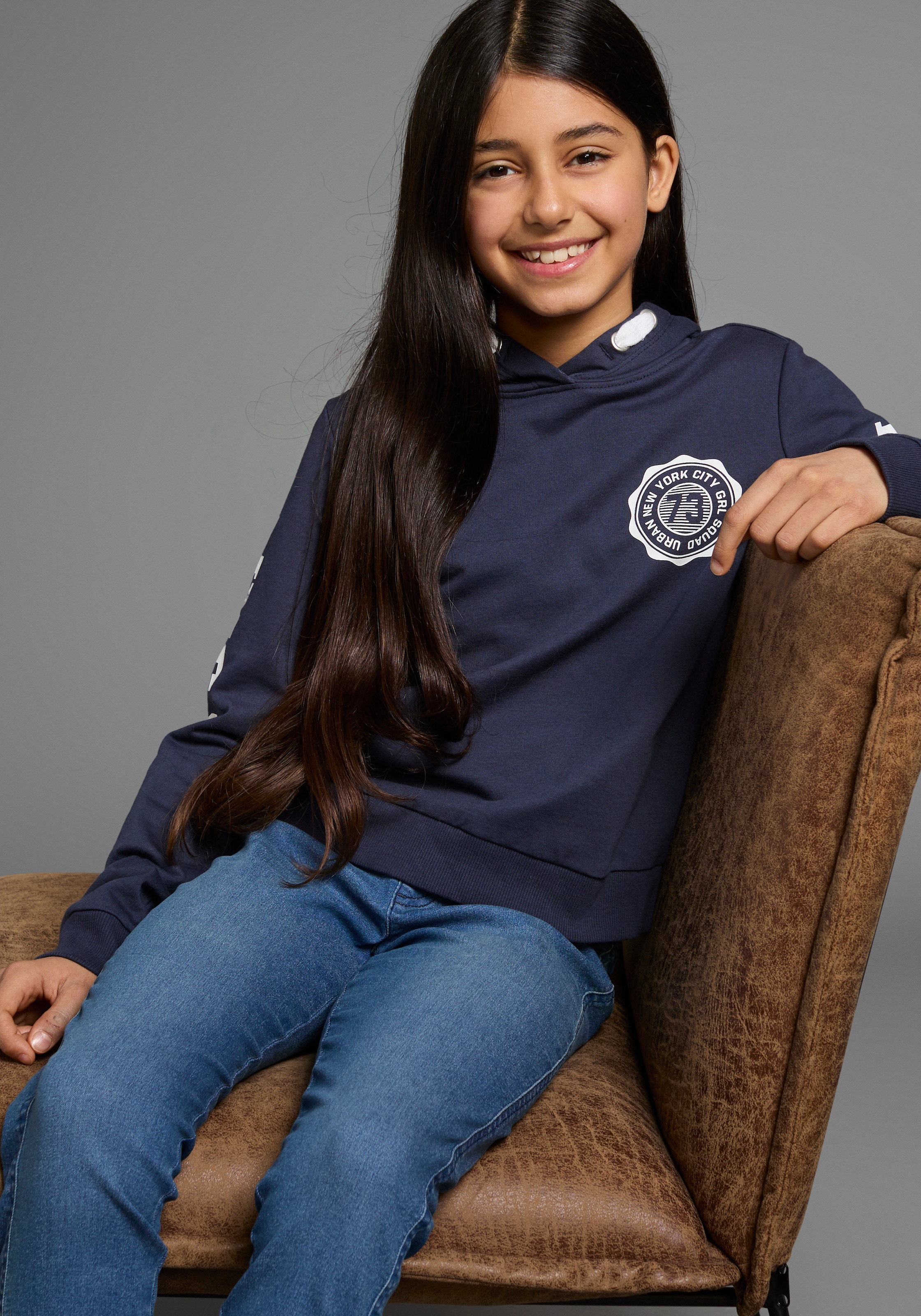 KIDSWORLD Kapuzensweatshirt »Shirt mit Ärmelprint« Langarm,  mit stylischem Print,  mit Kapuze,  aus Baumwolle